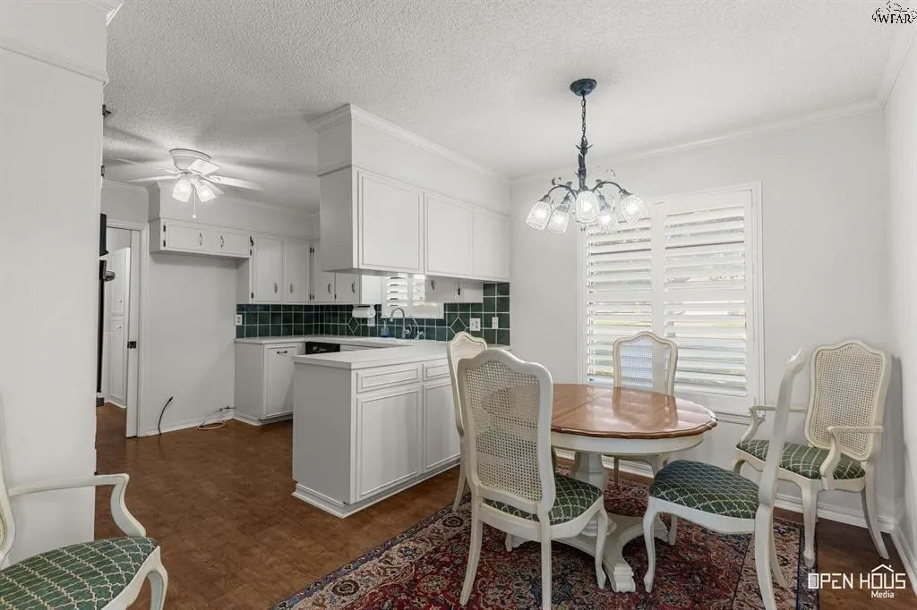 Single Family Residence For Sale in Clay County , 1701 E Spring Street, Henrietta, Texas 76365, 3 Bedroom, 3 Bathroom, 2 Garage spaces, 2,584 Sqft, built in 1974, mls#21393133, Real Estate Agent in Henrietta, Homes For Sale in Clay county, Homes For Sale in Henrietta, Realtor in Henrietta Texas, Real Estate Brokerage Independent Realty Texas, Luminita Cordes Realtor
