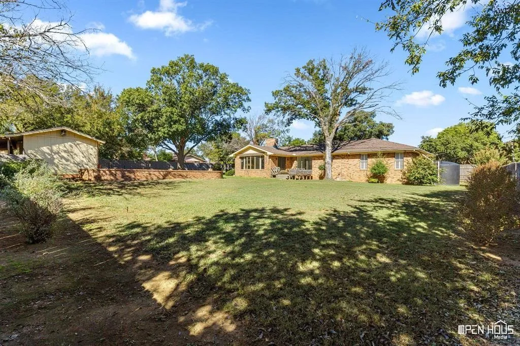 Single Family Residence For Sale in Clay County , 1701 E Spring Street, Henrietta, Texas 76365, 3 Bedroom, 3 Bathroom, 2 Garage spaces, 2,584 Sqft, built in 1974, mls#21393133, Real Estate Agent in Henrietta, Homes For Sale in Clay county, Homes For Sale in Henrietta, Realtor in Henrietta Texas, Real Estate Brokerage Independent Realty Texas, Luminita Cordes Realtor