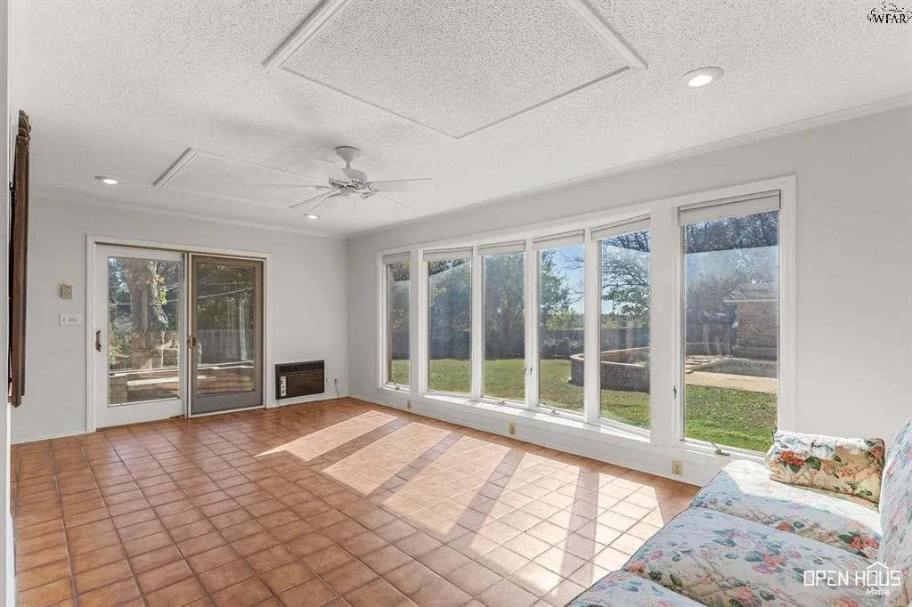 Single Family Residence For Sale in Clay County , 1701 E Spring Street, Henrietta, Texas 76365, 3 Bedroom, 3 Bathroom, 2 Garage spaces, 2,584 Sqft, built in 1974, mls#21393133, Real Estate Agent in Henrietta, Homes For Sale in Clay county, Homes For Sale in Henrietta, Realtor in Henrietta Texas, Real Estate Brokerage Independent Realty Texas, Luminita Cordes Realtor