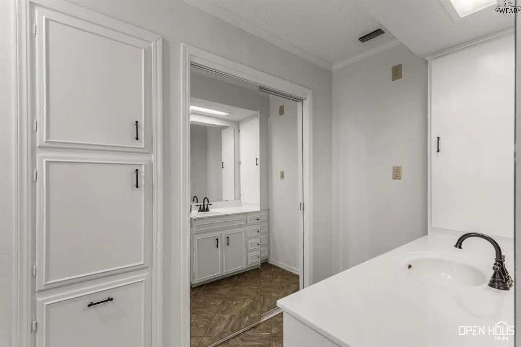 Single Family Residence For Sale in Clay County , 1701 E Spring Street, Henrietta, Texas 76365, 3 Bedroom, 3 Bathroom, 2 Garage spaces, 2,584 Sqft, built in 1974, mls#21393133, Real Estate Agent in Henrietta, Homes For Sale in Clay county, Homes For Sale in Henrietta, Realtor in Henrietta Texas, Real Estate Brokerage Independent Realty Texas, Luminita Cordes Realtor