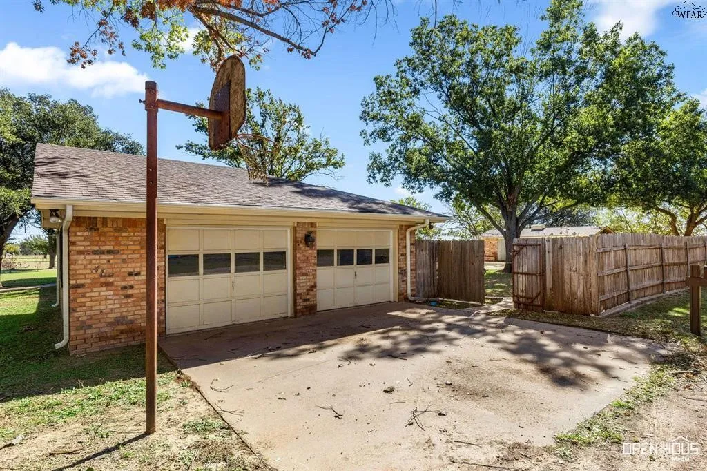 Single Family Residence For Sale in Clay County , 1701 E Spring Street, Henrietta, Texas 76365, 3 Bedroom, 3 Bathroom, 2 Garage spaces, 2,584 Sqft, built in 1974, mls#21393133, Real Estate Agent in Henrietta, Homes For Sale in Clay county, Homes For Sale in Henrietta, Realtor in Henrietta Texas, Real Estate Brokerage Independent Realty Texas, Luminita Cordes Realtor