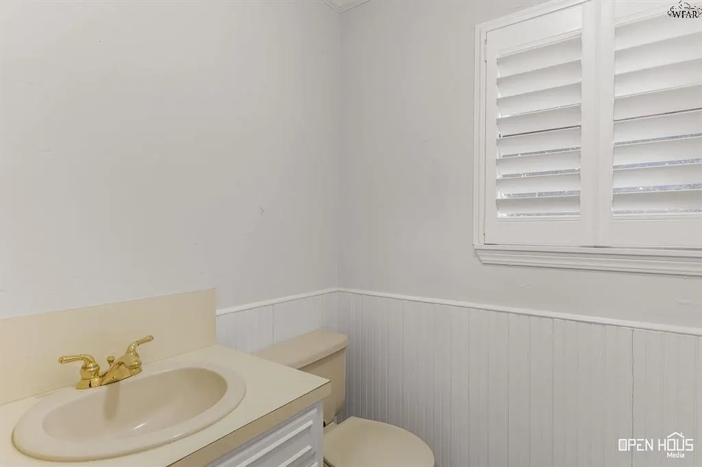 Single Family Residence For Sale in Clay County , 1701 E Spring Street, Henrietta, Texas 76365, 3 Bedroom, 3 Bathroom, 2 Garage spaces, 2,584 Sqft, built in 1974, mls#21393133, Real Estate Agent in Henrietta, Homes For Sale in Clay county, Homes For Sale in Henrietta, Realtor in Henrietta Texas, Real Estate Brokerage Independent Realty Texas, Luminita Cordes Realtor