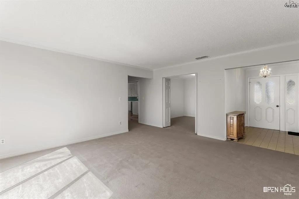 Single Family Residence For Sale in Clay County , 1701 E Spring Street, Henrietta, Texas 76365, 3 Bedroom, 3 Bathroom, 2 Garage spaces, 2,584 Sqft, built in 1974, mls#21393133, Real Estate Agent in Henrietta, Homes For Sale in Clay county, Homes For Sale in Henrietta, Realtor in Henrietta Texas, Real Estate Brokerage Independent Realty Texas, Luminita Cordes Realtor