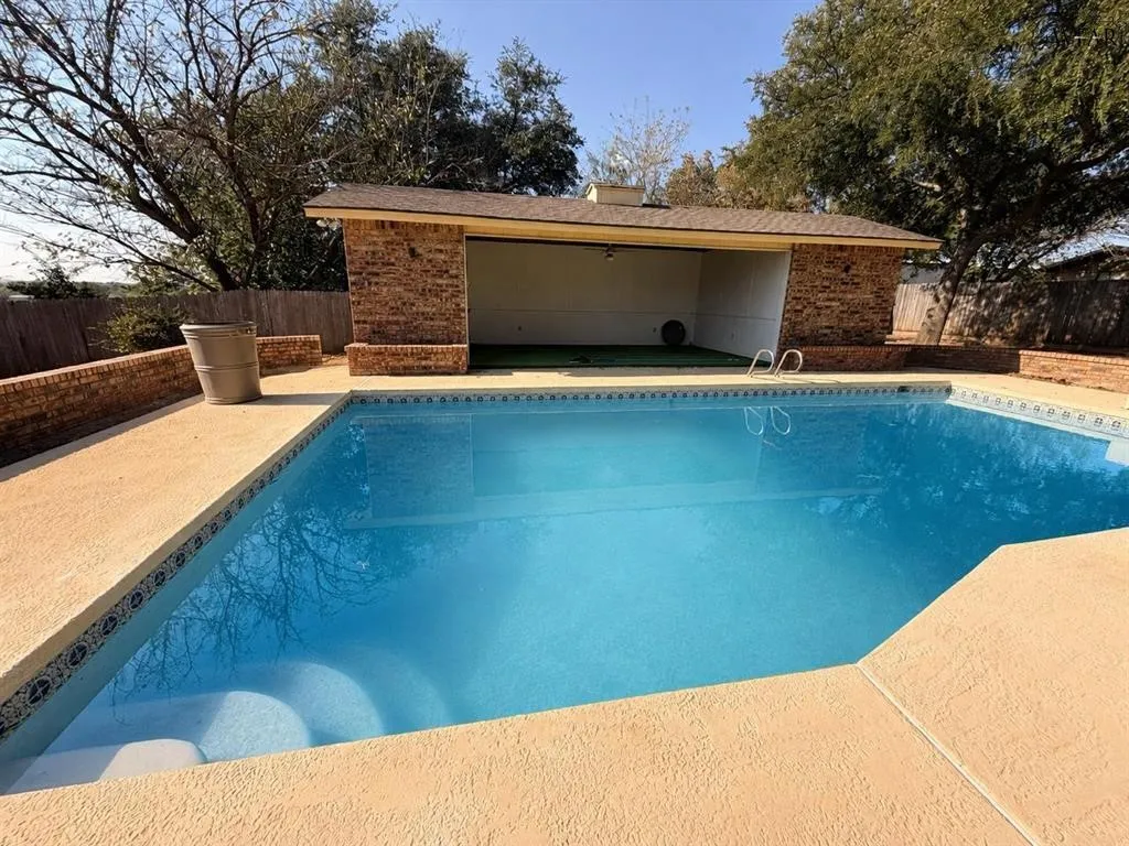 Single Family Residence For Sale in Clay County , 1701 E Spring Street, Henrietta, Texas 76365, 3 Bedroom, 3 Bathroom, 2 Garage spaces, 2,584 Sqft, built in 1974, mls#21393133, Real Estate Agent in Henrietta, Homes For Sale in Clay county, Homes For Sale in Henrietta, Realtor in Henrietta Texas, Real Estate Brokerage Independent Realty Texas, Luminita Cordes Realtor