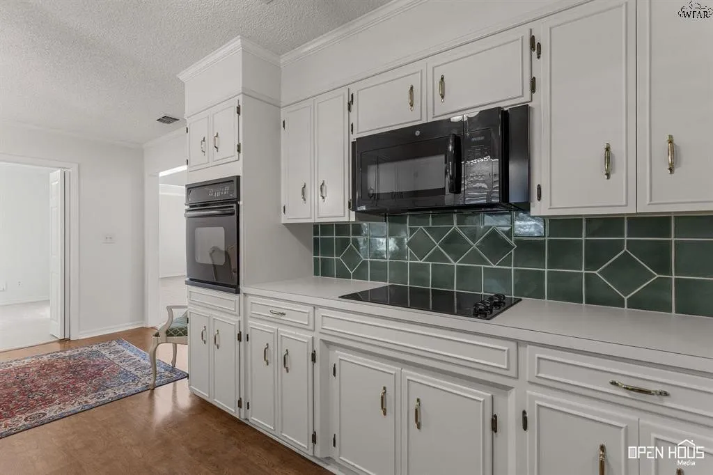 Single Family Residence For Sale in Clay County , 1701 E Spring Street, Henrietta, Texas 76365, 3 Bedroom, 3 Bathroom, 2 Garage spaces, 2,584 Sqft, built in 1974, mls#21393133, Real Estate Agent in Henrietta, Homes For Sale in Clay county, Homes For Sale in Henrietta, Realtor in Henrietta Texas, Real Estate Brokerage Independent Realty Texas, Luminita Cordes Realtor