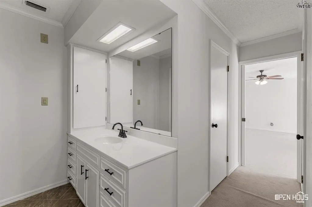 Single Family Residence For Sale in Clay County , 1701 E Spring Street, Henrietta, Texas 76365, 3 Bedroom, 3 Bathroom, 2 Garage spaces, 2,584 Sqft, built in 1974, mls#21393133, Real Estate Agent in Henrietta, Homes For Sale in Clay county, Homes For Sale in Henrietta, Realtor in Henrietta Texas, Real Estate Brokerage Independent Realty Texas, Luminita Cordes Realtor