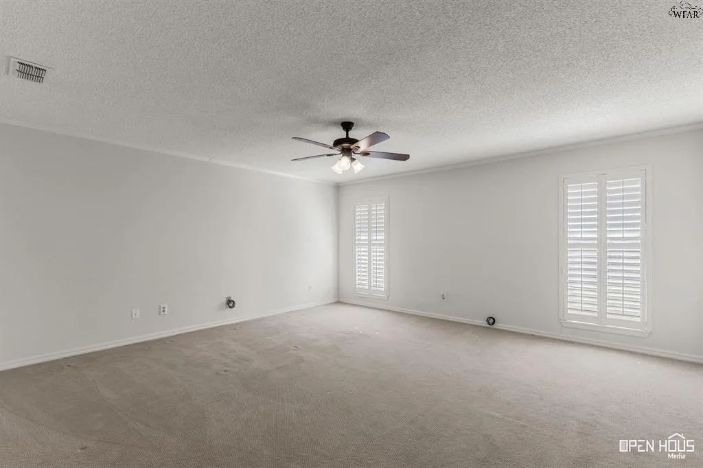 Single Family Residence For Sale in Clay County , 1701 E Spring Street, Henrietta, Texas 76365, 3 Bedroom, 3 Bathroom, 2 Garage spaces, 2,584 Sqft, built in 1974, mls#21393133, Real Estate Agent in Henrietta, Homes For Sale in Clay county, Homes For Sale in Henrietta, Realtor in Henrietta Texas, Real Estate Brokerage Independent Realty Texas, Luminita Cordes Realtor