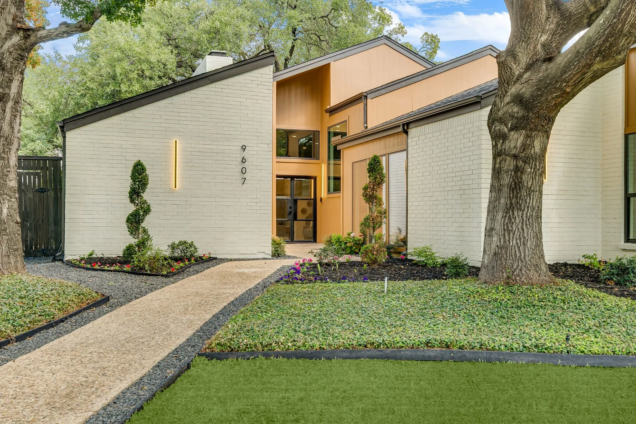 Single Family Residence For Sale in Dallas County , 9607 Greensprint Drive, Dallas, Texas 75238, 4 Bedroom, 4 Bathroom, 2 Garage spaces, 2,736 Sqft, built in 1979, mls#21390123, Real Estate Agent in Dallas, Homes For Sale in Dallas county, Homes For Sale in Dallas, Realtor in Dallas Texas, Real Estate Brokerage Independent Realty Texas, Luminita Cordes Realtor
