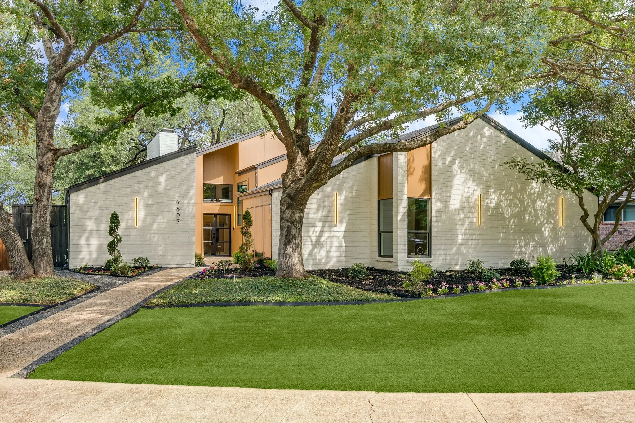 Single Family Residence For Sale in Dallas County , 9607 Greensprint Drive, Dallas, Texas 75238, 4 Bedroom, 4 Bathroom, 2 Garage spaces, 2,736 Sqft, built in 1979, mls#21390123, Real Estate Agent in Dallas, Homes For Sale in Dallas county, Homes For Sale in Dallas, Realtor in Dallas Texas, Real Estate Brokerage Independent Realty Texas, Luminita Cordes Realtor