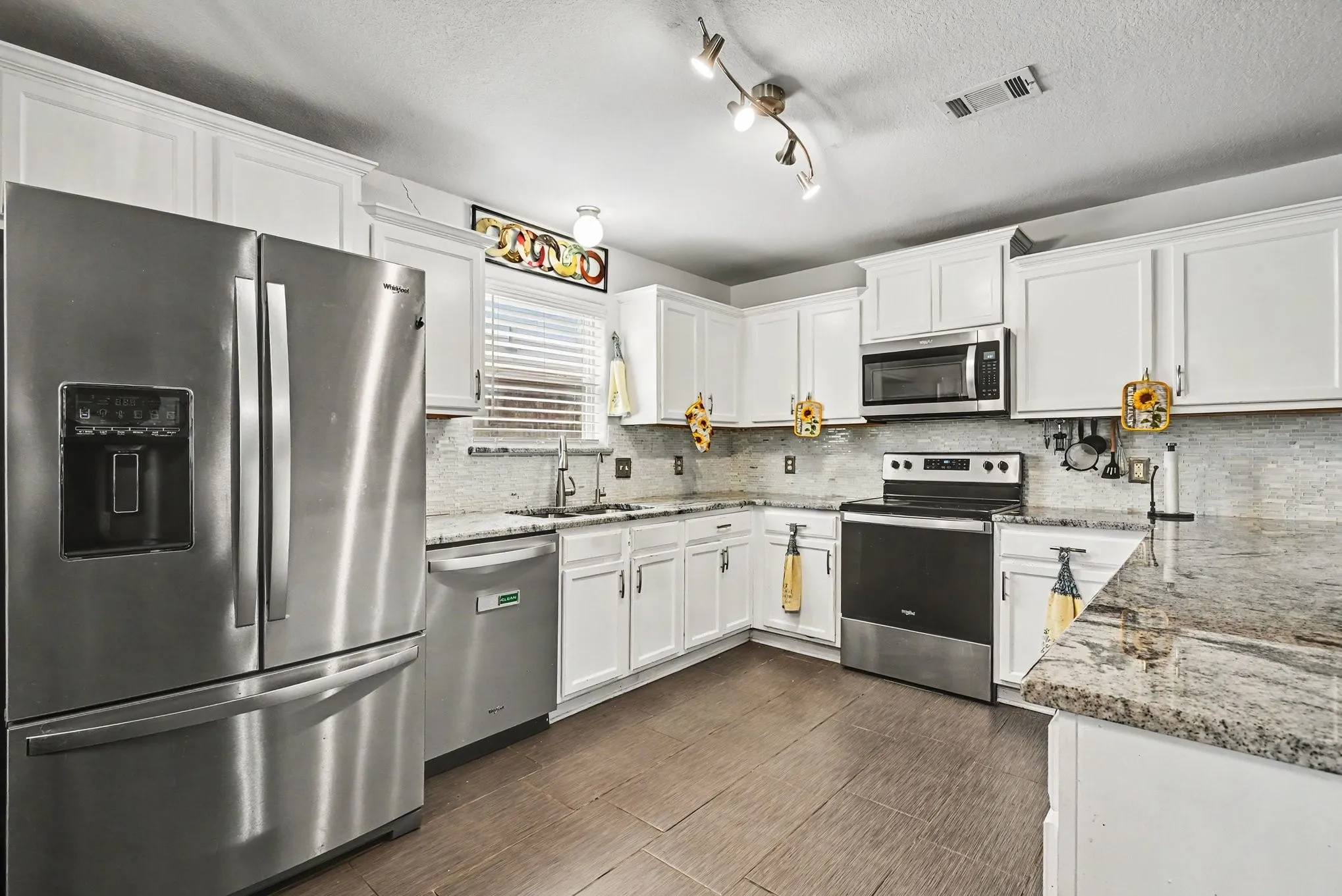 Single Family Residence For Sale in Tarrant County , 4728 Homelands Way, Fort Worth, Texas 76135, 5 Bedroom, 4 Bathroom, 2 Garage spaces, 2,816 Sqft, built in 2007, mls#21386331, Real Estate Agent in Fort Worth, Homes For Sale in Tarrant county, Homes For Sale in Fort Worth, Realtor in Fort Worth Texas, Real Estate Brokerage Independent Realty Texas, Luminita Cordes Realtor