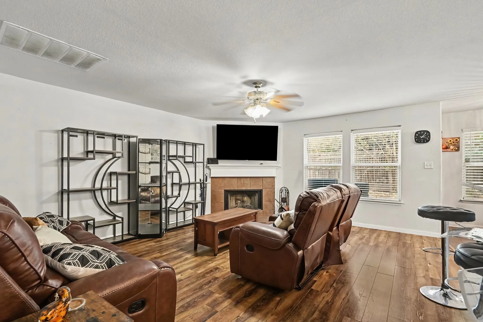 Single Family Residence For Sale in Tarrant County , 4728 Homelands Way, Fort Worth, Texas 76135, 5 Bedroom, 4 Bathroom, 2 Garage spaces, 2,816 Sqft, built in 2007, mls#21386331, Real Estate Agent in Fort Worth, Homes For Sale in Tarrant county, Homes For Sale in Fort Worth, Realtor in Fort Worth Texas, Real Estate Brokerage Independent Realty Texas, Luminita Cordes Realtor