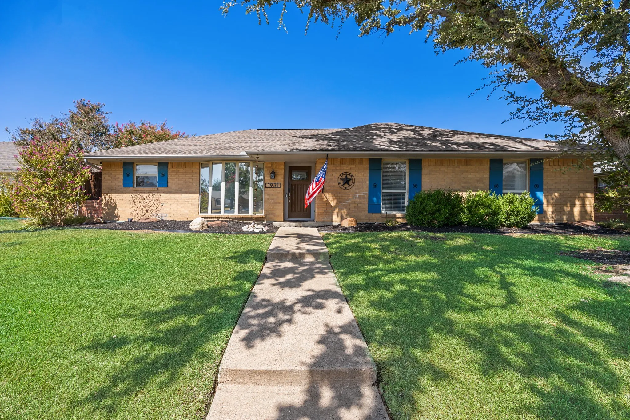 Single Family Residence For Sale in Denton County , 1931 Robin Meadow Drive, Carrollton, Texas 75007, 3 Bedroom, 2 Bathroom, 2 Garage spaces, 1,672 Sqft, built in 1983, mls#21392498, Real Estate Agent in Carrollton, Homes For Sale in Denton county, Homes For Sale in Carrollton, Realtor in Carrollton Texas, Real Estate Brokerage Independent Realty Texas, Luminita Cordes Realtor