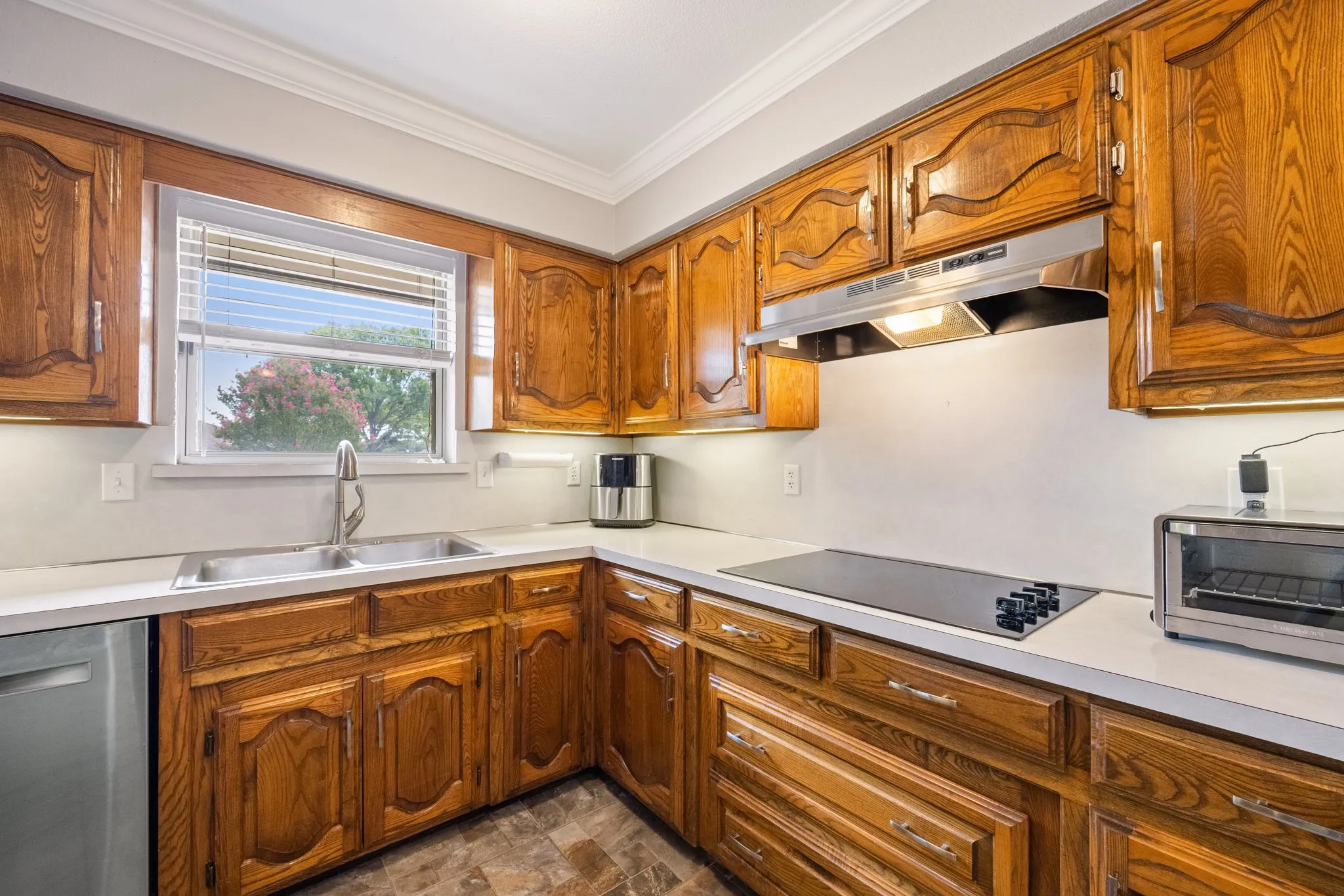 Single Family Residence For Sale in Denton County , 1931 Robin Meadow Drive, Carrollton, Texas 75007, 3 Bedroom, 2 Bathroom, 2 Garage spaces, 1,672 Sqft, built in 1983, mls#21392498, Real Estate Agent in Carrollton, Homes For Sale in Denton county, Homes For Sale in Carrollton, Realtor in Carrollton Texas, Real Estate Brokerage Independent Realty Texas, Luminita Cordes Realtor