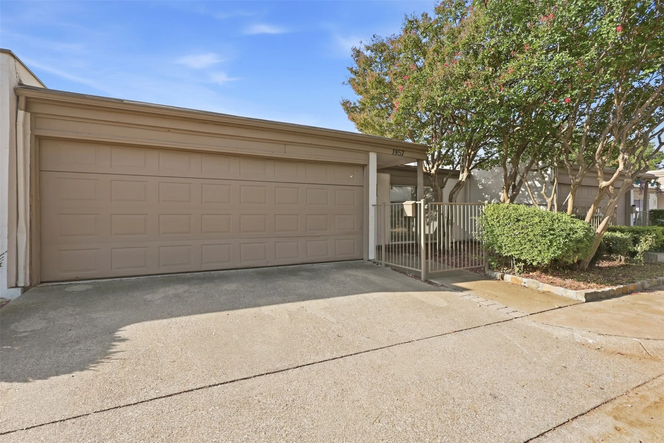 Townhouse For Rent in Dallas County , 1857 Place One Lane, Garland, Texas 75042, 2 Bedroom, 2 Bathroom, 2 Garage spaces, 1,128 Sqft, built in 1972, mls#21393130, Real Estate Agent in Garland, Homes For Rent in Dallas county, Homes For Rent in Garland, Realtor in Garland Texas, Real Estate Brokerage Independent Realty Texas, Luminita Cordes Realtor