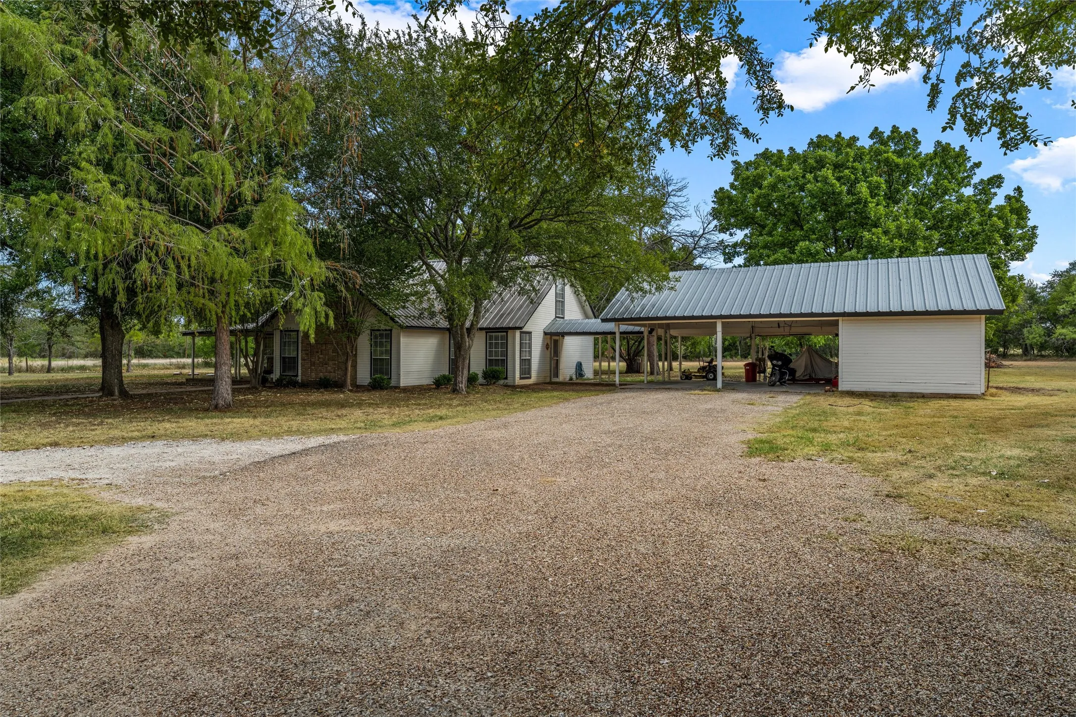 Single Family Residence For Sale in Hill County , 178 Murdoch Road, Whitney, Texas 76692, 3 Bedroom, 3 Bathroom, Garage spaces, 2,308 Sqft, built in 1986, mls#21393057, Real Estate Agent in Whitney, Homes For Sale in Hill county, Homes For Sale in Whitney, Realtor in Whitney Texas, Real Estate Brokerage Independent Realty Texas, Luminita Cordes Realtor