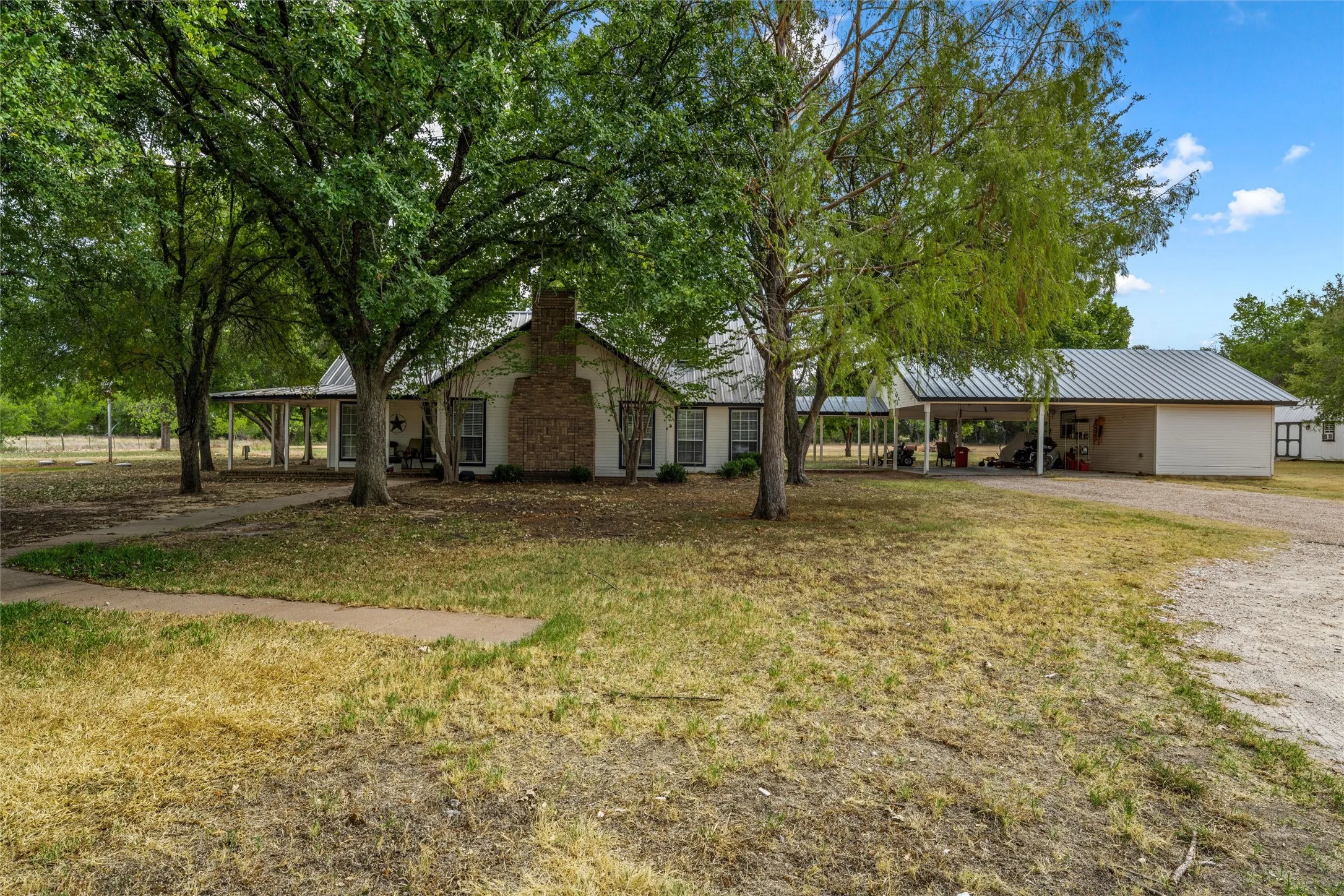 Single Family Residence For Sale in Hill County , 178 Murdoch Road, Whitney, Texas 76692, 3 Bedroom, 3 Bathroom, Garage spaces, 2,308 Sqft, built in 1986, mls#21393057, Real Estate Agent in Whitney, Homes For Sale in Hill county, Homes For Sale in Whitney, Realtor in Whitney Texas, Real Estate Brokerage Independent Realty Texas, Luminita Cordes Realtor
