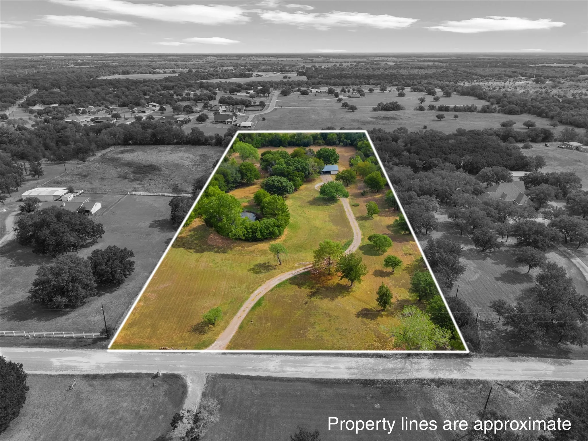 Single Family Residence For Sale in Hill County , 178 Murdoch Road, Whitney, Texas 76692, 3 Bedroom, 3 Bathroom, Garage spaces, 2,308 Sqft, built in 1986, mls#21393057, Real Estate Agent in Whitney, Homes For Sale in Hill county, Homes For Sale in Whitney, Realtor in Whitney Texas, Real Estate Brokerage Independent Realty Texas, Luminita Cordes Realtor