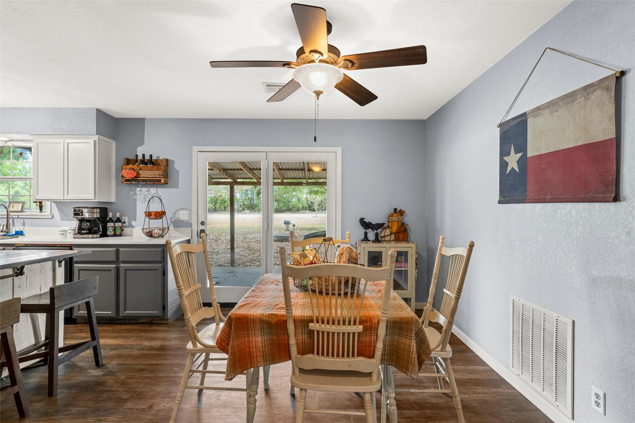 Single Family Residence For Sale in Hill County , 178 Murdoch Road, Whitney, Texas 76692, 3 Bedroom, 3 Bathroom, Garage spaces, 2,308 Sqft, built in 1986, mls#21393057, Real Estate Agent in Whitney, Homes For Sale in Hill county, Homes For Sale in Whitney, Realtor in Whitney Texas, Real Estate Brokerage Independent Realty Texas, Luminita Cordes Realtor
