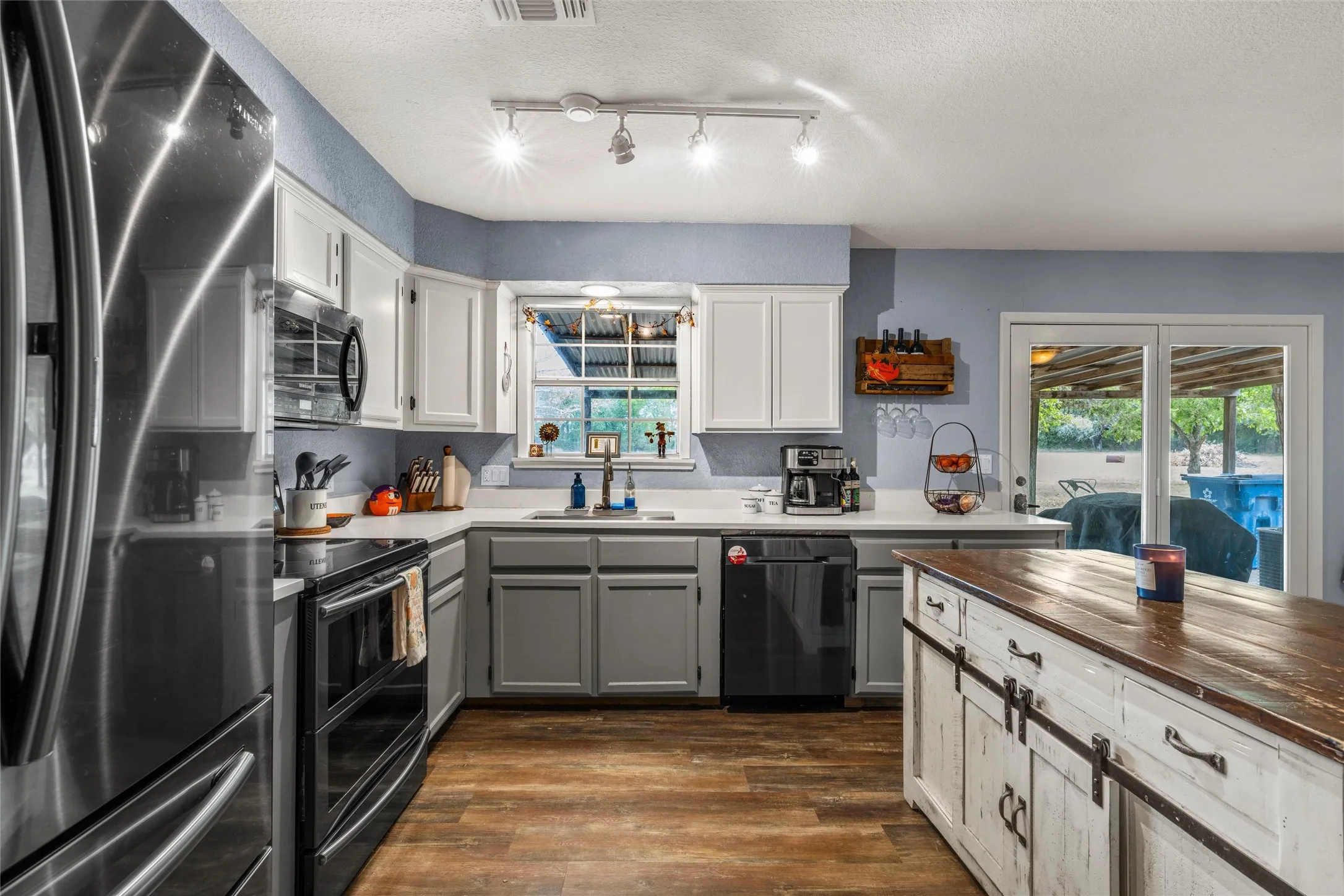 Single Family Residence For Sale in Hill County , 178 Murdoch Road, Whitney, Texas 76692, 3 Bedroom, 3 Bathroom, Garage spaces, 2,308 Sqft, built in 1986, mls#21393057, Real Estate Agent in Whitney, Homes For Sale in Hill county, Homes For Sale in Whitney, Realtor in Whitney Texas, Real Estate Brokerage Independent Realty Texas, Luminita Cordes Realtor