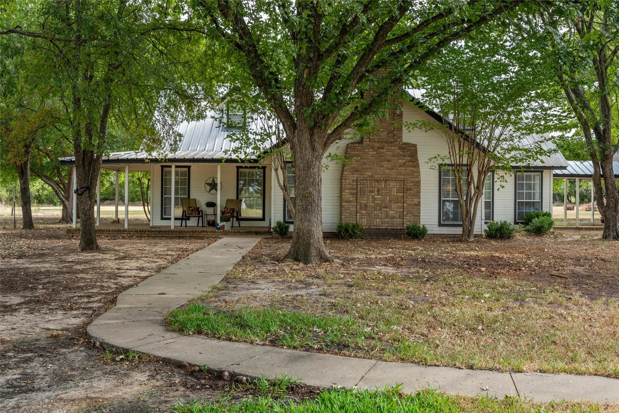 Single Family Residence For Sale in Hill County , 178 Murdoch Road, Whitney, Texas 76692, 3 Bedroom, 3 Bathroom, Garage spaces, 2,308 Sqft, built in 1986, mls#21393057, Real Estate Agent in Whitney, Homes For Sale in Hill county, Homes For Sale in Whitney, Realtor in Whitney Texas, Real Estate Brokerage Independent Realty Texas, Luminita Cordes Realtor