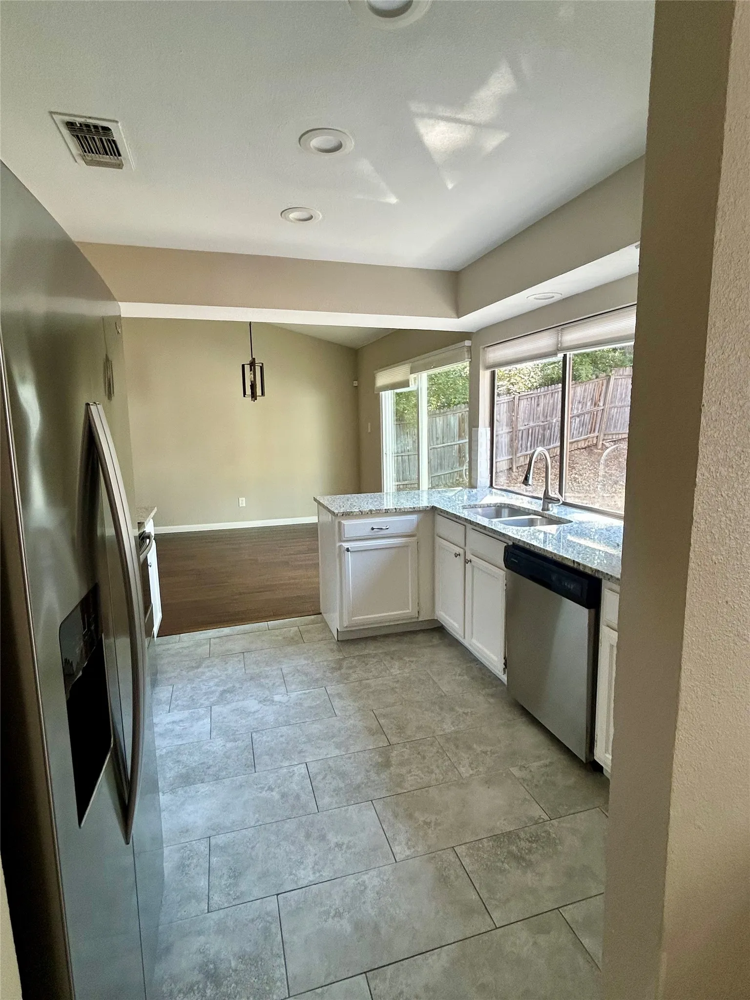 Single Family Residence For Rent in Tarrant County , 408 Thorn Wood Drive, Euless, Texas 76039, 3 Bedroom, 2 Bathroom, 2 Garage spaces, 1,523 Sqft, built in 1982, mls#21387862, Real Estate Agent in Euless, Homes For Rent in Tarrant county, Homes For Rent in Euless, Realtor in Euless Texas, Real Estate Brokerage Independent Realty Texas, Luminita Cordes Realtor