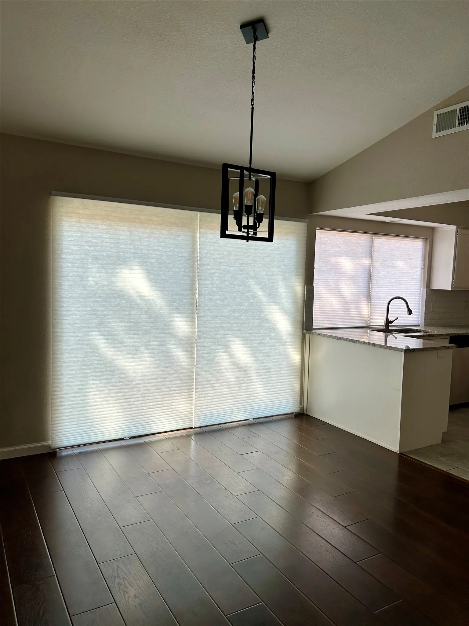 Single Family Residence For Rent in Tarrant County , 408 Thorn Wood Drive, Euless, Texas 76039, 3 Bedroom, 2 Bathroom, 2 Garage spaces, 1,523 Sqft, built in 1982, mls#21387862, Real Estate Agent in Euless, Homes For Rent in Tarrant county, Homes For Rent in Euless, Realtor in Euless Texas, Real Estate Brokerage Independent Realty Texas, Luminita Cordes Realtor