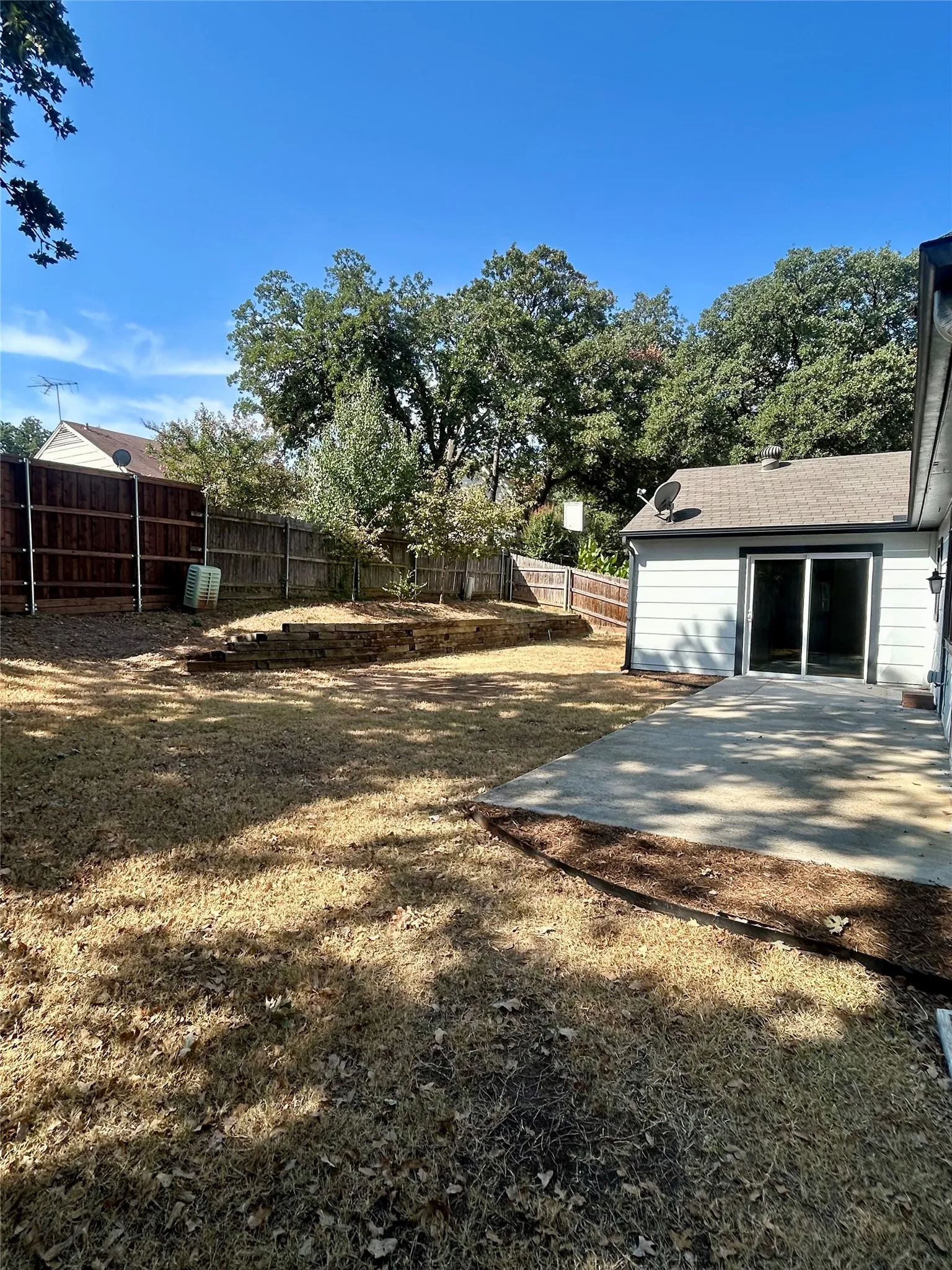 Single Family Residence For Rent in Tarrant County , 408 Thorn Wood Drive, Euless, Texas 76039, 3 Bedroom, 2 Bathroom, 2 Garage spaces, 1,523 Sqft, built in 1982, mls#21387862, Real Estate Agent in Euless, Homes For Rent in Tarrant county, Homes For Rent in Euless, Realtor in Euless Texas, Real Estate Brokerage Independent Realty Texas, Luminita Cordes Realtor