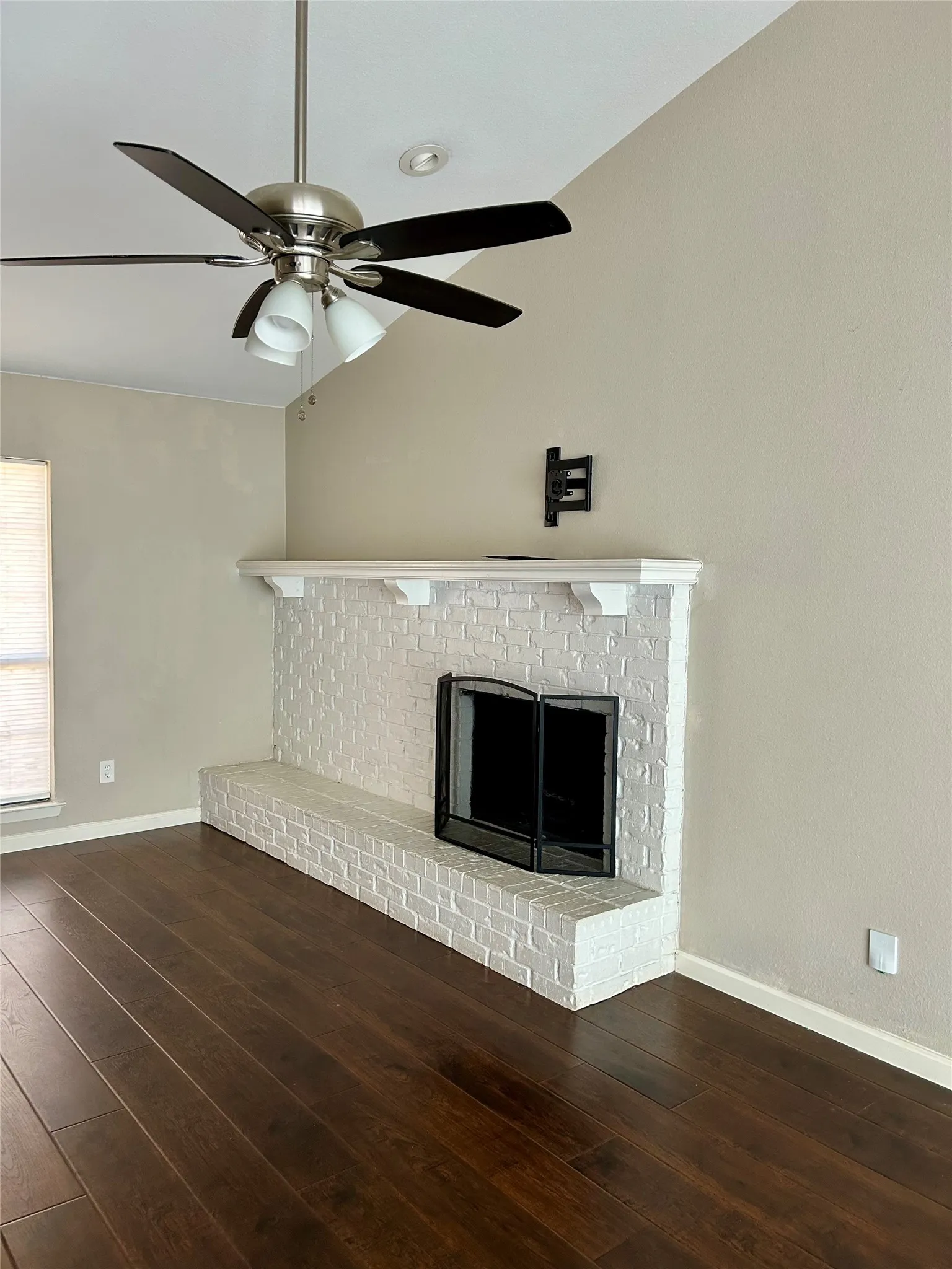 Single Family Residence For Rent in Tarrant County , 408 Thorn Wood Drive, Euless, Texas 76039, 3 Bedroom, 2 Bathroom, 2 Garage spaces, 1,523 Sqft, built in 1982, mls#21387862, Real Estate Agent in Euless, Homes For Rent in Tarrant county, Homes For Rent in Euless, Realtor in Euless Texas, Real Estate Brokerage Independent Realty Texas, Luminita Cordes Realtor