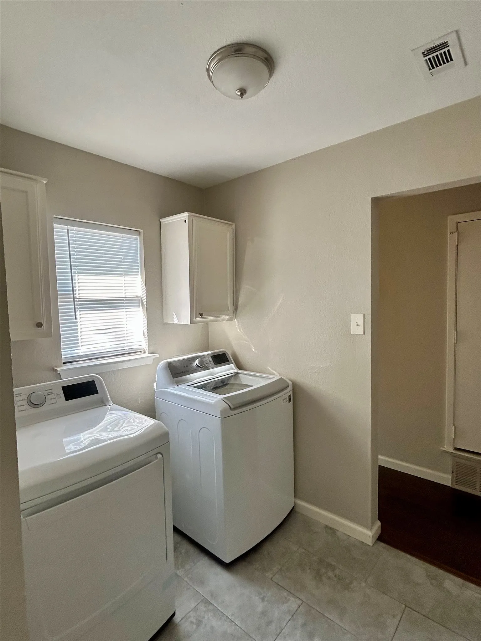 Single Family Residence For Rent in Tarrant County , 408 Thorn Wood Drive, Euless, Texas 76039, 3 Bedroom, 2 Bathroom, 2 Garage spaces, 1,523 Sqft, built in 1982, mls#21387862, Real Estate Agent in Euless, Homes For Rent in Tarrant county, Homes For Rent in Euless, Realtor in Euless Texas, Real Estate Brokerage Independent Realty Texas, Luminita Cordes Realtor