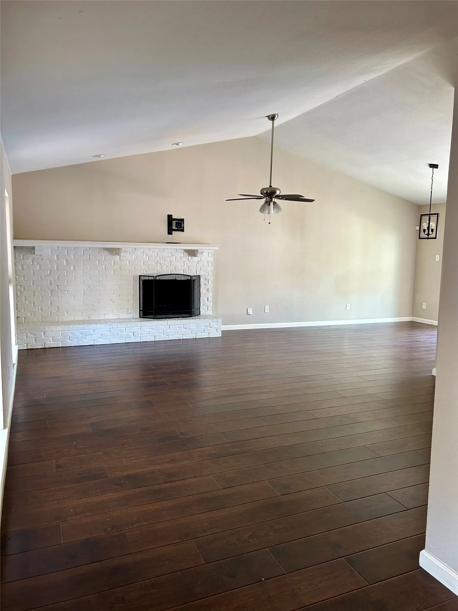 Single Family Residence For Rent in Tarrant County , 408 Thorn Wood Drive, Euless, Texas 76039, 3 Bedroom, 2 Bathroom, 2 Garage spaces, 1,523 Sqft, built in 1982, mls#21387862, Real Estate Agent in Euless, Homes For Rent in Tarrant county, Homes For Rent in Euless, Realtor in Euless Texas, Real Estate Brokerage Independent Realty Texas, Luminita Cordes Realtor