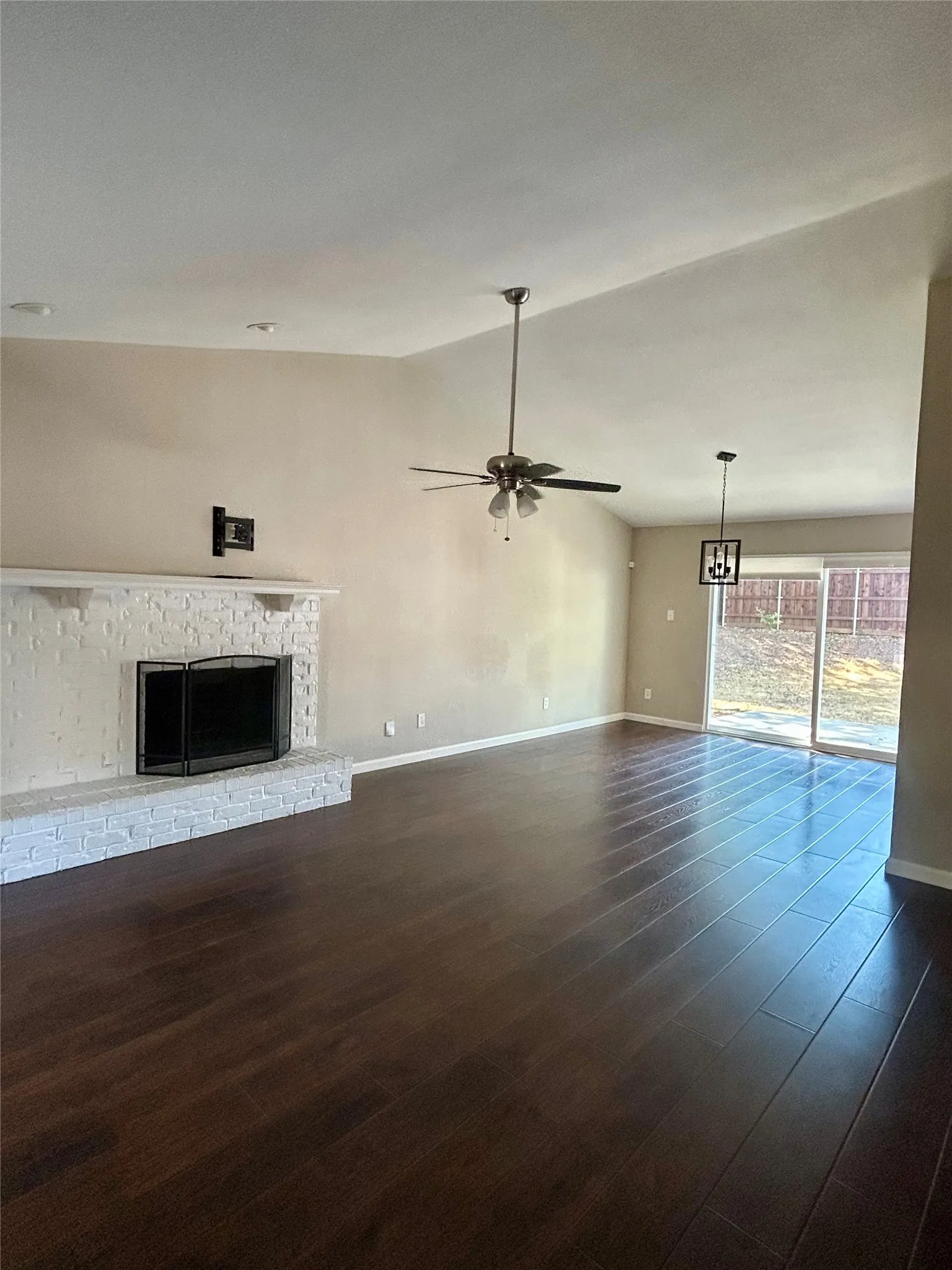 Single Family Residence For Rent in Tarrant County , 408 Thorn Wood Drive, Euless, Texas 76039, 3 Bedroom, 2 Bathroom, 2 Garage spaces, 1,523 Sqft, built in 1982, mls#21387862, Real Estate Agent in Euless, Homes For Rent in Tarrant county, Homes For Rent in Euless, Realtor in Euless Texas, Real Estate Brokerage Independent Realty Texas, Luminita Cordes Realtor