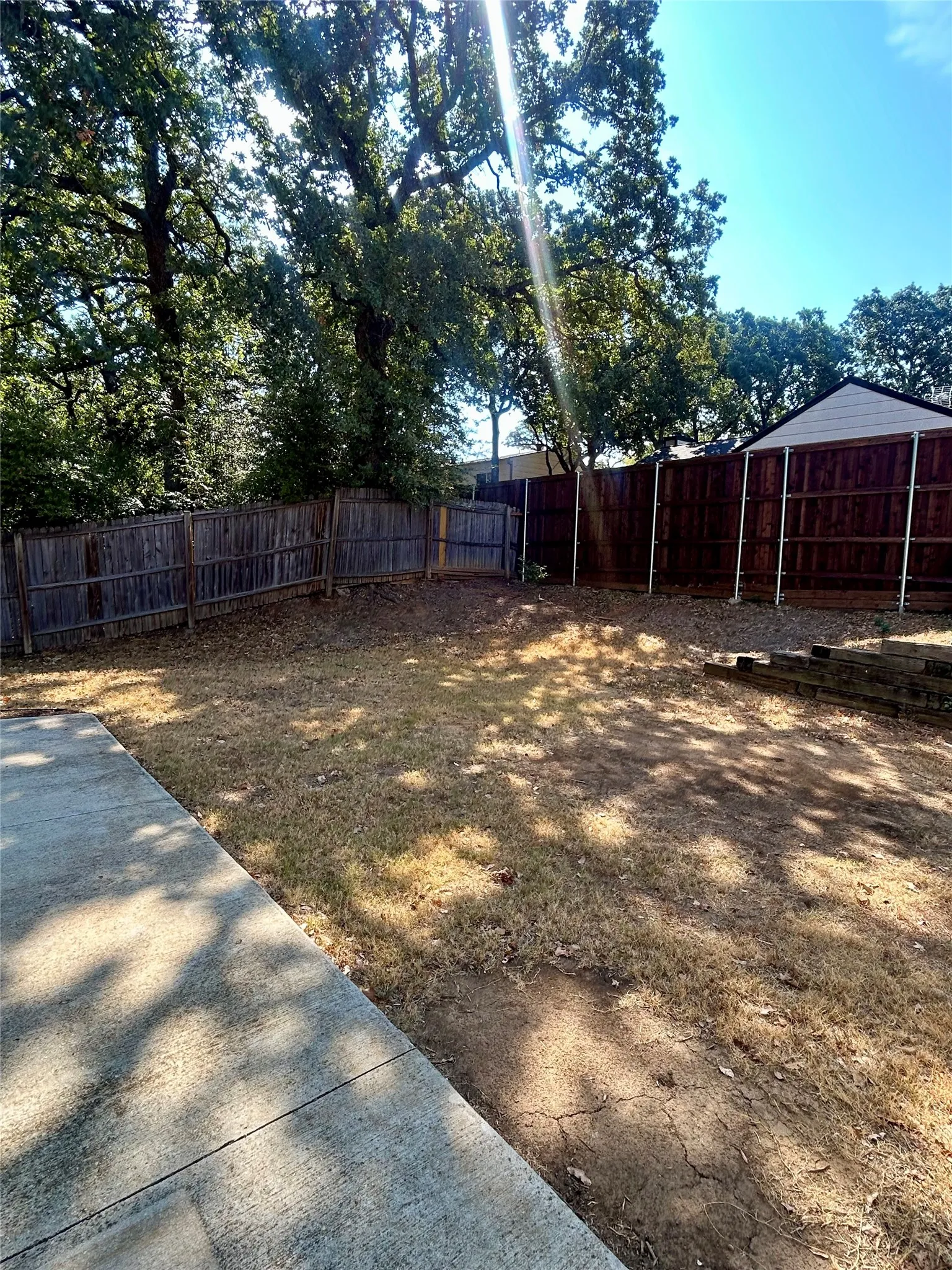 Single Family Residence For Rent in Tarrant County , 408 Thorn Wood Drive, Euless, Texas 76039, 3 Bedroom, 2 Bathroom, 2 Garage spaces, 1,523 Sqft, built in 1982, mls#21387862, Real Estate Agent in Euless, Homes For Rent in Tarrant county, Homes For Rent in Euless, Realtor in Euless Texas, Real Estate Brokerage Independent Realty Texas, Luminita Cordes Realtor