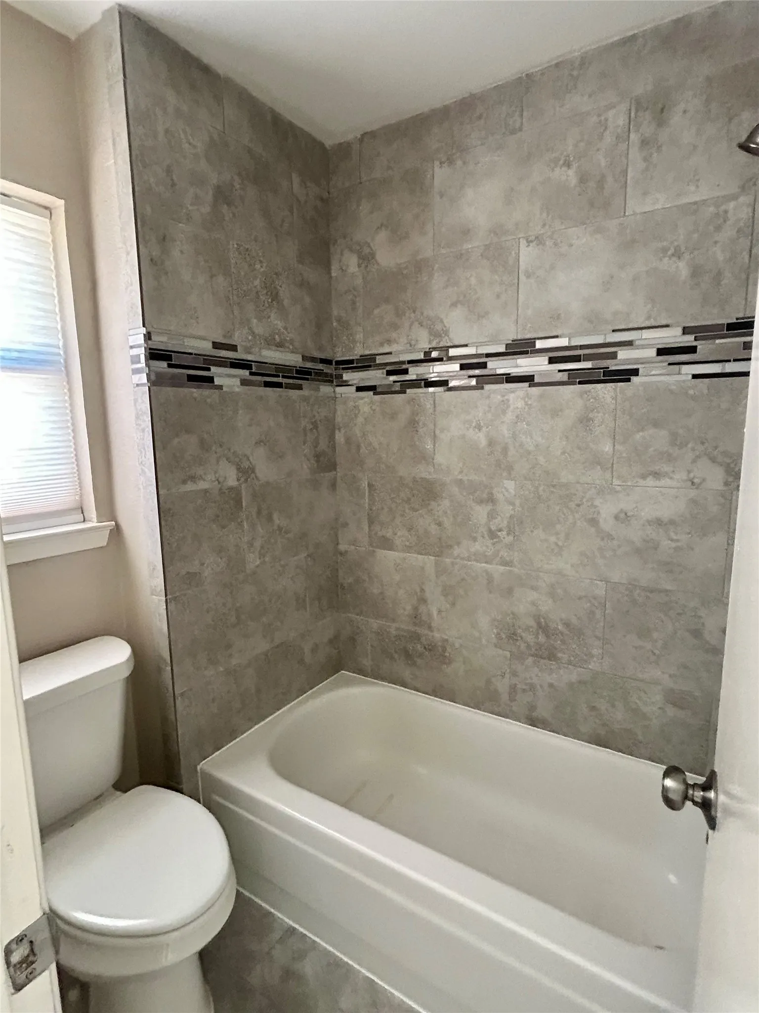 Single Family Residence For Rent in Tarrant County , 408 Thorn Wood Drive, Euless, Texas 76039, 3 Bedroom, 2 Bathroom, 2 Garage spaces, 1,523 Sqft, built in 1982, mls#21387862, Real Estate Agent in Euless, Homes For Rent in Tarrant county, Homes For Rent in Euless, Realtor in Euless Texas, Real Estate Brokerage Independent Realty Texas, Luminita Cordes Realtor