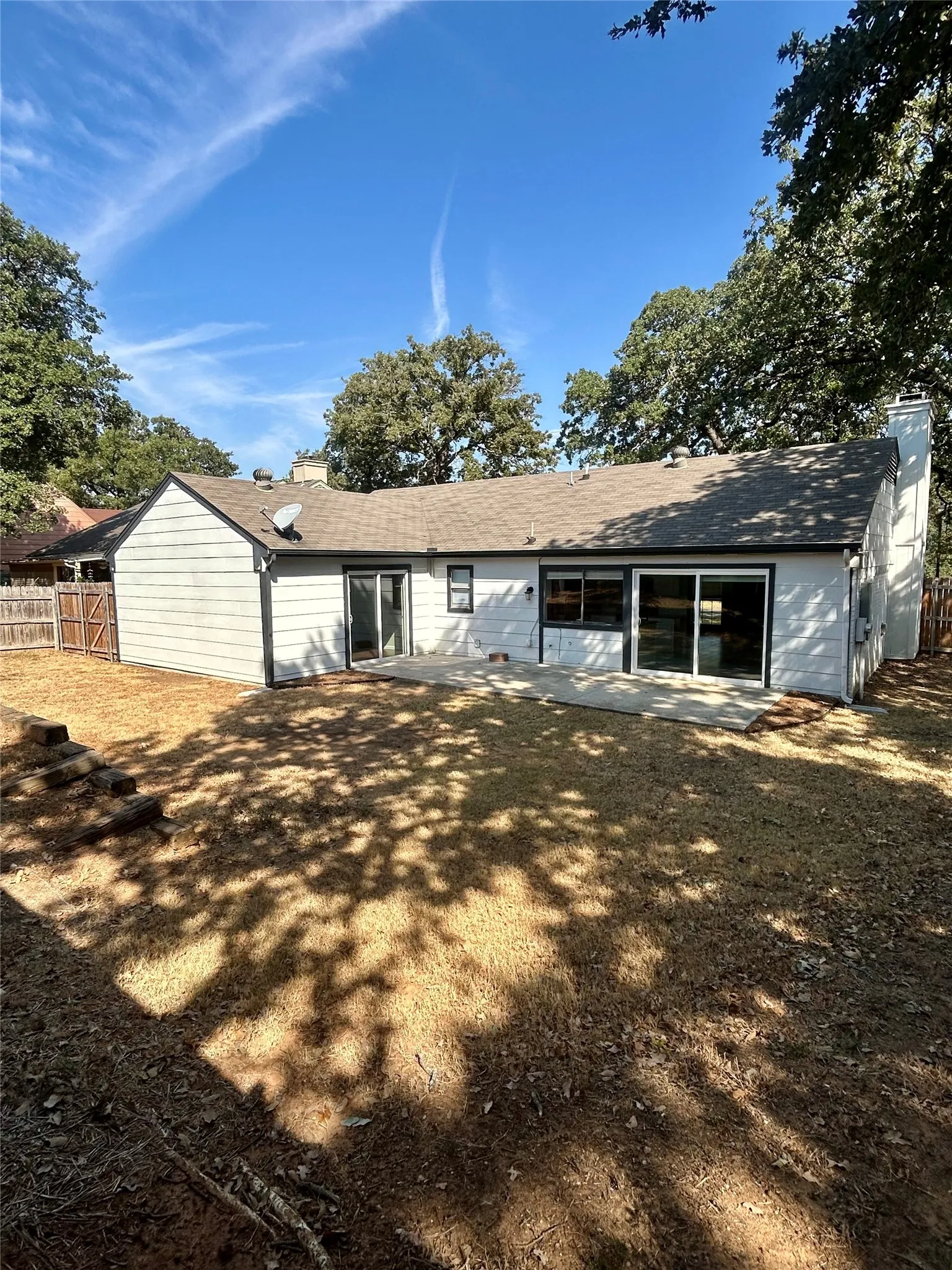 Single Family Residence For Rent in Tarrant County , 408 Thorn Wood Drive, Euless, Texas 76039, 3 Bedroom, 2 Bathroom, 2 Garage spaces, 1,523 Sqft, built in 1982, mls#21387862, Real Estate Agent in Euless, Homes For Rent in Tarrant county, Homes For Rent in Euless, Realtor in Euless Texas, Real Estate Brokerage Independent Realty Texas, Luminita Cordes Realtor