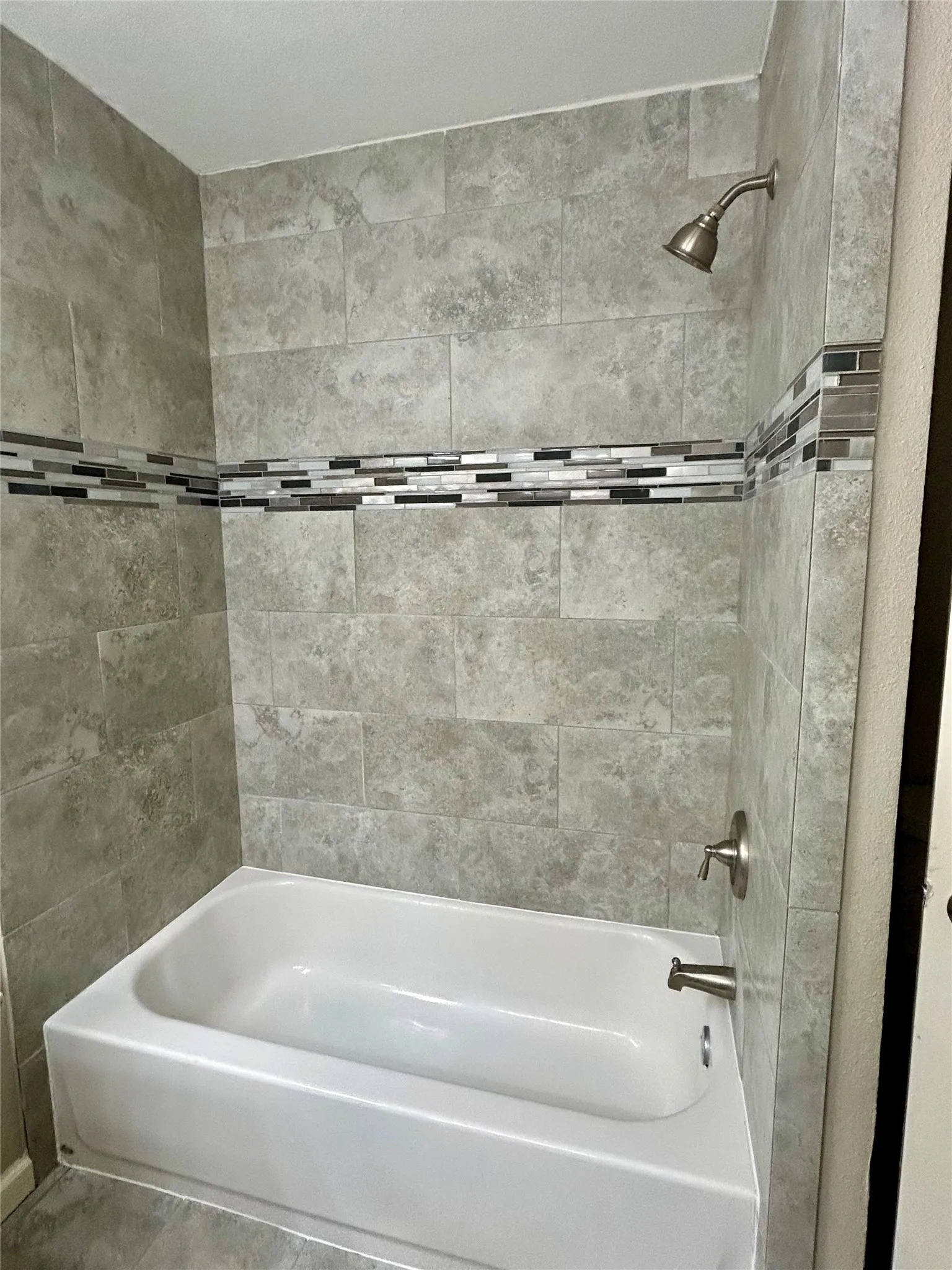 Single Family Residence For Rent in Tarrant County , 408 Thorn Wood Drive, Euless, Texas 76039, 3 Bedroom, 2 Bathroom, 2 Garage spaces, 1,523 Sqft, built in 1982, mls#21387862, Real Estate Agent in Euless, Homes For Rent in Tarrant county, Homes For Rent in Euless, Realtor in Euless Texas, Real Estate Brokerage Independent Realty Texas, Luminita Cordes Realtor