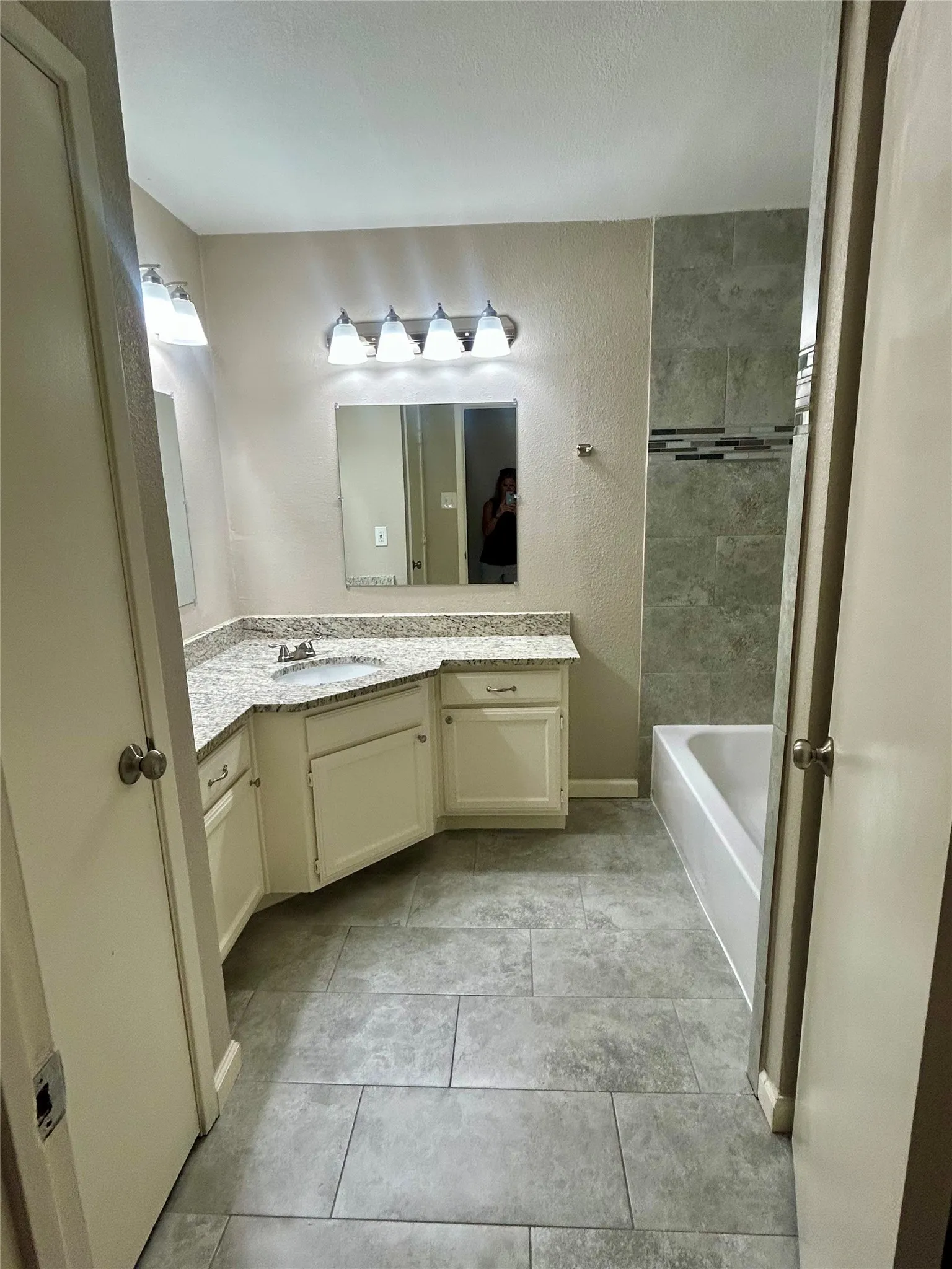 Single Family Residence For Rent in Tarrant County , 408 Thorn Wood Drive, Euless, Texas 76039, 3 Bedroom, 2 Bathroom, 2 Garage spaces, 1,523 Sqft, built in 1982, mls#21387862, Real Estate Agent in Euless, Homes For Rent in Tarrant county, Homes For Rent in Euless, Realtor in Euless Texas, Real Estate Brokerage Independent Realty Texas, Luminita Cordes Realtor