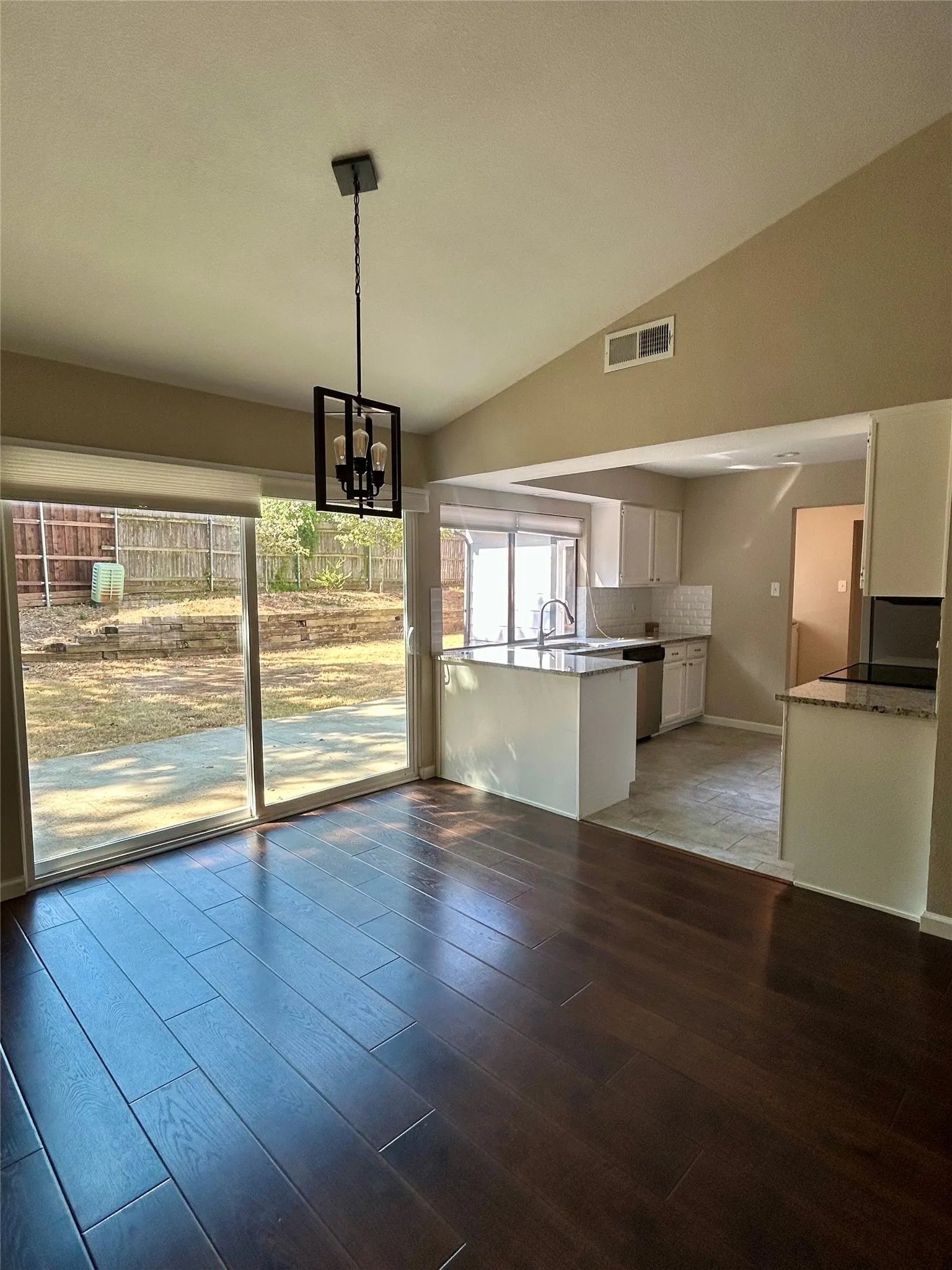Single Family Residence For Rent in Tarrant County , 408 Thorn Wood Drive, Euless, Texas 76039, 3 Bedroom, 2 Bathroom, 2 Garage spaces, 1,523 Sqft, built in 1982, mls#21387862, Real Estate Agent in Euless, Homes For Rent in Tarrant county, Homes For Rent in Euless, Realtor in Euless Texas, Real Estate Brokerage Independent Realty Texas, Luminita Cordes Realtor