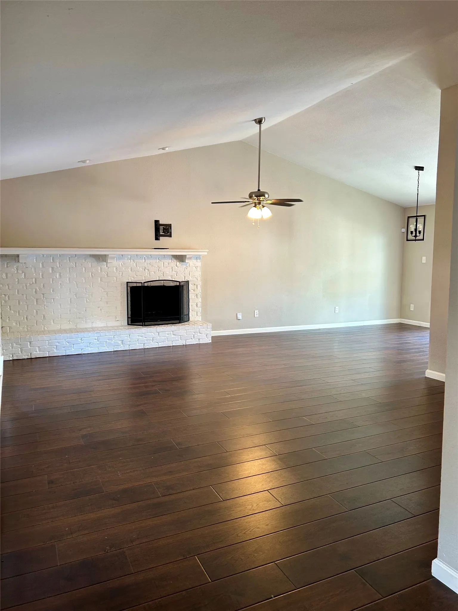 Single Family Residence For Rent in Tarrant County , 408 Thorn Wood Drive, Euless, Texas 76039, 3 Bedroom, 2 Bathroom, 2 Garage spaces, 1,523 Sqft, built in 1982, mls#21387862, Real Estate Agent in Euless, Homes For Rent in Tarrant county, Homes For Rent in Euless, Realtor in Euless Texas, Real Estate Brokerage Independent Realty Texas, Luminita Cordes Realtor