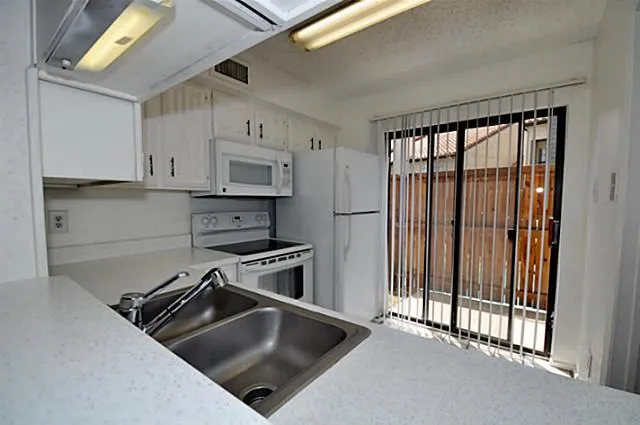 Townhouse For Rent in Dallas County , 5630 Spring Valley Road 24b, Dallas, Texas 75254, 1 Bedroom, 2 Bathroom, Garage spaces, 962 Sqft, built in 1982, mls#21393164, Real Estate Agent in Dallas, Homes For Rent in Dallas county, Homes For Rent in Dallas, Realtor in Dallas Texas, Real Estate Brokerage Independent Realty Texas, Luminita Cordes Realtor