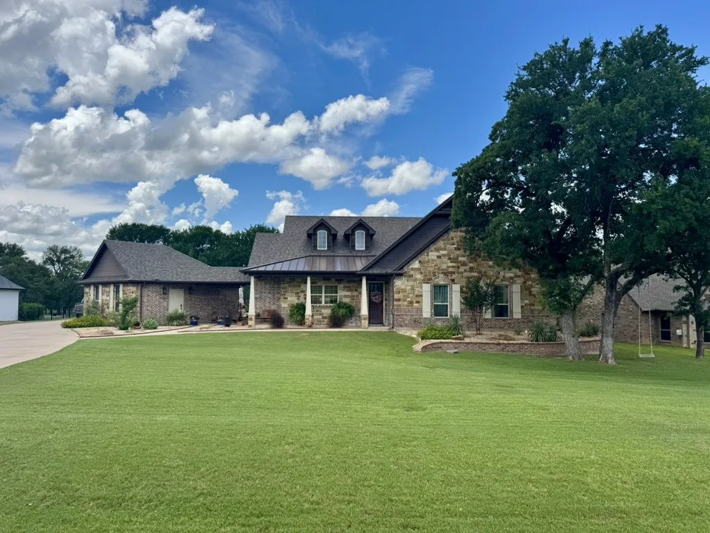 Single Family Residence For Sale in Parker County , 570 S Sugartree Drive, Lipan, Texas 76462, 3 Bedroom, 2 Bathroom, 2 Garage spaces, 2,442 Sqft, built in 2013, mls#21391904, Real Estate Agent in Lipan, Homes For Sale in Parker county, Homes For Sale in Lipan, Realtor in Lipan Texas, Real Estate Brokerage Independent Realty Texas, Luminita Cordes Realtor