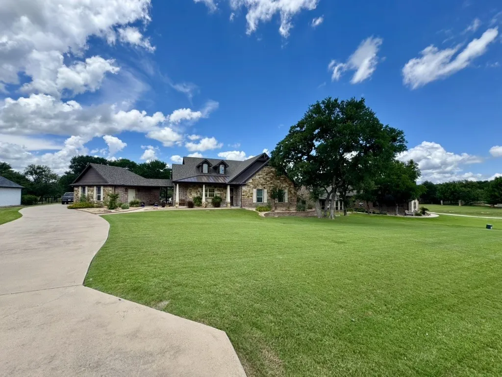 Single Family Residence For Sale in Parker County , 570 S Sugartree Drive, Lipan, Texas 76462, 3 Bedroom, 2 Bathroom, 2 Garage spaces, 2,442 Sqft, built in 2013, mls#21391904, Real Estate Agent in Lipan, Homes For Sale in Parker county, Homes For Sale in Lipan, Realtor in Lipan Texas, Real Estate Brokerage Independent Realty Texas, Luminita Cordes Realtor