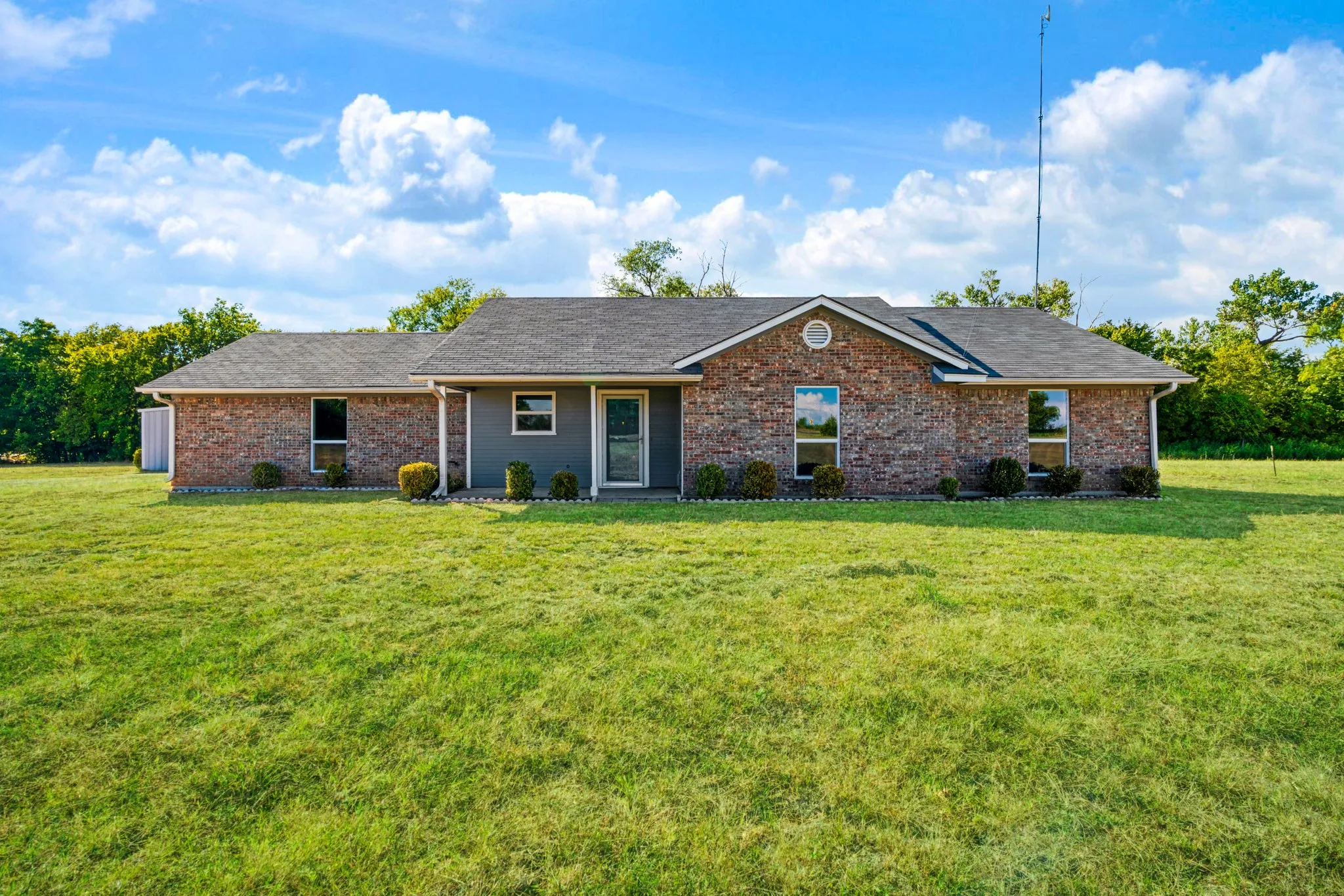 Single Family Residence For Sale in Lamar County , 7676 Farm Market 137 Road, Paris, Texas 75460, 3 Bedroom, 2 Bathroom, 2 Garage spaces, 1,337 Sqft, built in 1988, mls#21391894, Real Estate Agent in Paris, Homes For Sale in Lamar county, Homes For Sale in Paris, Realtor in Paris Texas, Real Estate Brokerage Independent Realty Texas, Luminita Cordes Realtor