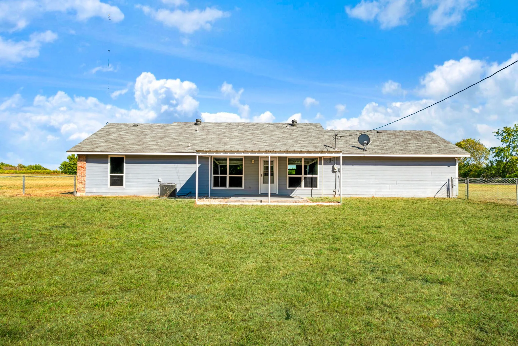 Single Family Residence For Sale in Lamar County , 7676 Farm Market 137 Road, Paris, Texas 75460, 3 Bedroom, 2 Bathroom, 2 Garage spaces, 1,337 Sqft, built in 1988, mls#21391894, Real Estate Agent in Paris, Homes For Sale in Lamar county, Homes For Sale in Paris, Realtor in Paris Texas, Real Estate Brokerage Independent Realty Texas, Luminita Cordes Realtor