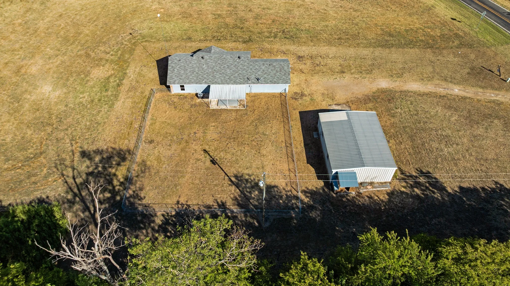 Single Family Residence For Sale in Lamar County , 7676 Farm Market 137 Road, Paris, Texas 75460, 3 Bedroom, 2 Bathroom, 2 Garage spaces, 1,337 Sqft, built in 1988, mls#21391894, Real Estate Agent in Paris, Homes For Sale in Lamar county, Homes For Sale in Paris, Realtor in Paris Texas, Real Estate Brokerage Independent Realty Texas, Luminita Cordes Realtor