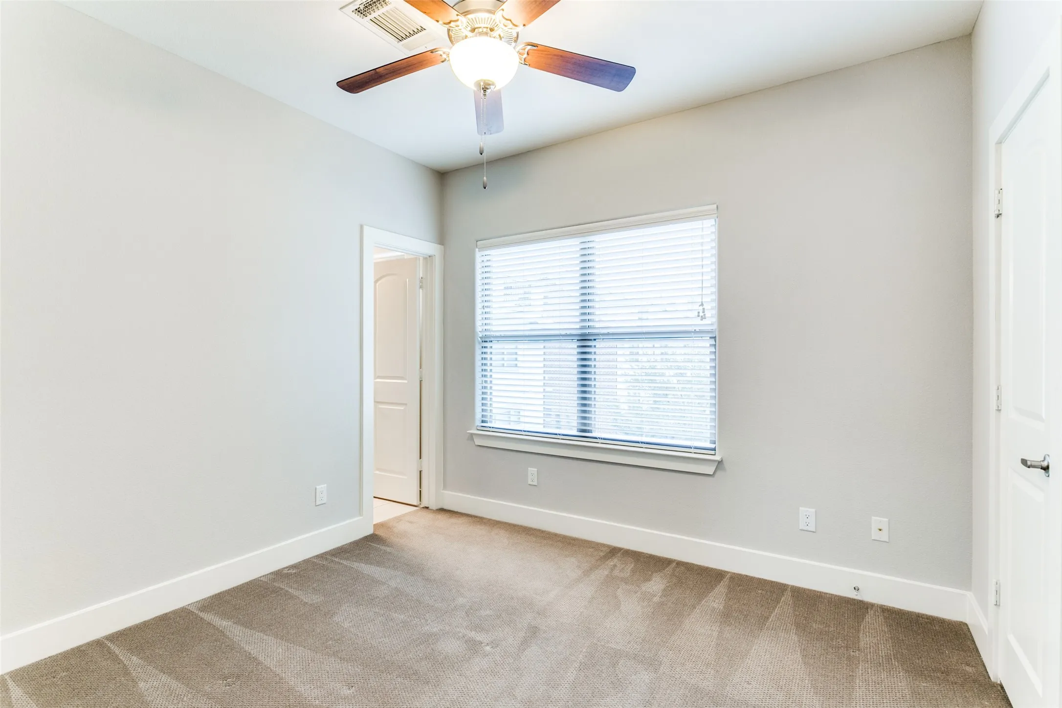 Townhouse For Rent in Dallas County , 4323 Dickason Avenue 2, Dallas, Texas 75219, 2 Bedroom, 3 Bathroom, 2 Garage spaces, 1,417 Sqft, built in 2014, mls#21393159, Real Estate Agent in Dallas, Homes For Rent in Dallas county, Homes For Rent in Dallas, Realtor in Dallas Texas, Real Estate Brokerage Independent Realty Texas, Luminita Cordes Realtor