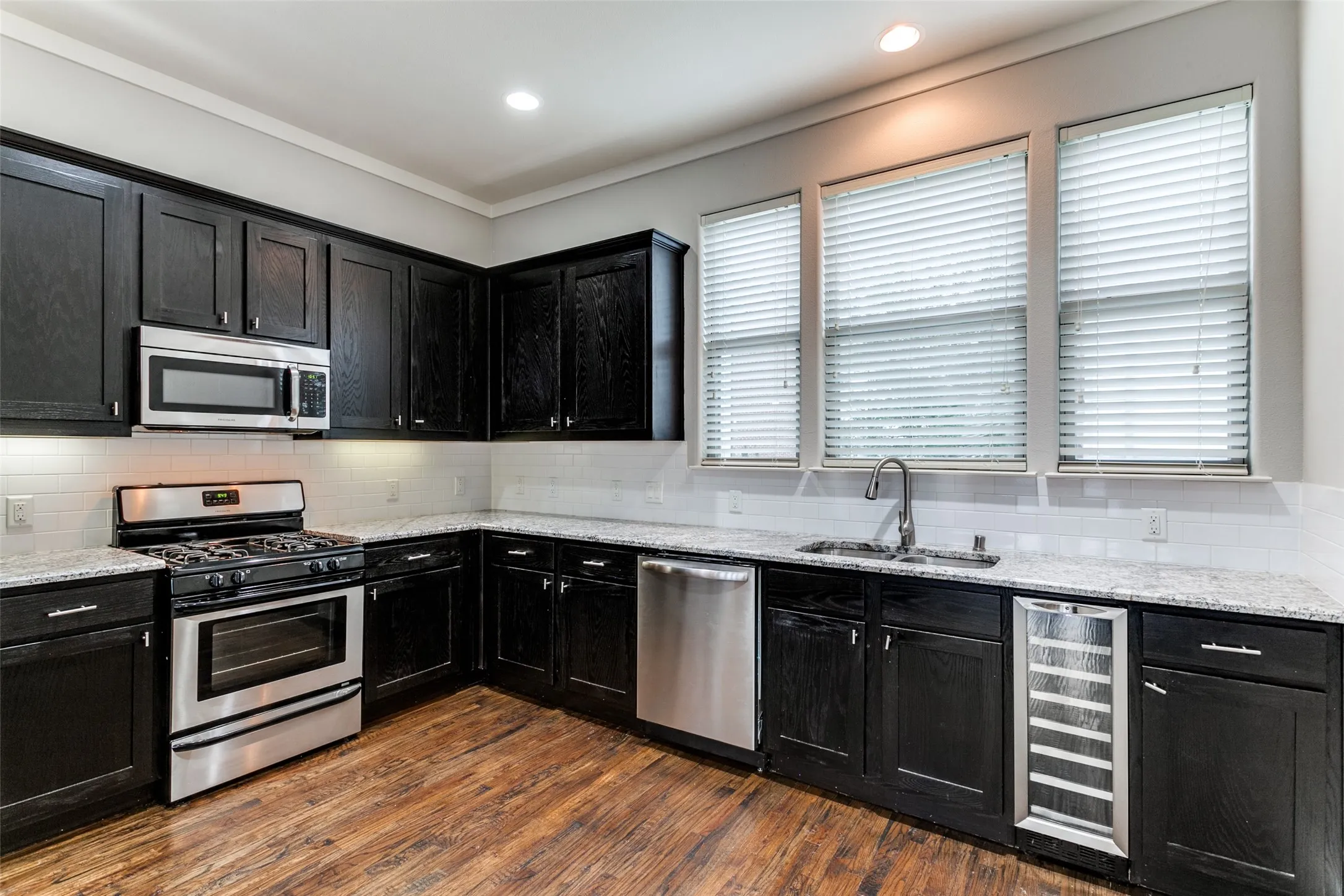 Townhouse For Rent in Dallas County , 4323 Dickason Avenue 2, Dallas, Texas 75219, 2 Bedroom, 3 Bathroom, 2 Garage spaces, 1,417 Sqft, built in 2014, mls#21393159, Real Estate Agent in Dallas, Homes For Rent in Dallas county, Homes For Rent in Dallas, Realtor in Dallas Texas, Real Estate Brokerage Independent Realty Texas, Luminita Cordes Realtor