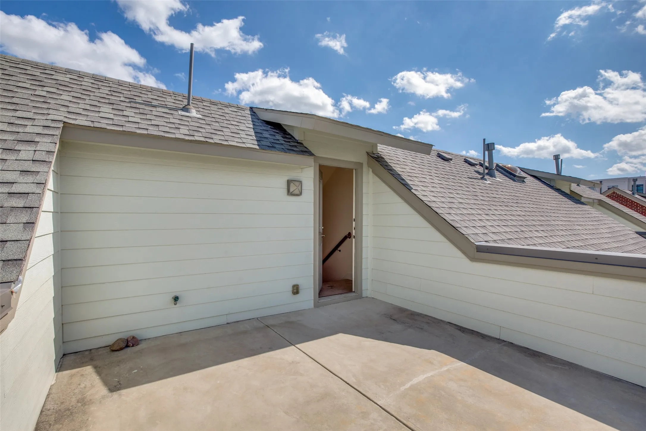 Townhouse For Rent in Dallas County , 4323 Dickason Avenue 2, Dallas, Texas 75219, 2 Bedroom, 3 Bathroom, 2 Garage spaces, 1,417 Sqft, built in 2014, mls#21393159, Real Estate Agent in Dallas, Homes For Rent in Dallas county, Homes For Rent in Dallas, Realtor in Dallas Texas, Real Estate Brokerage Independent Realty Texas, Luminita Cordes Realtor