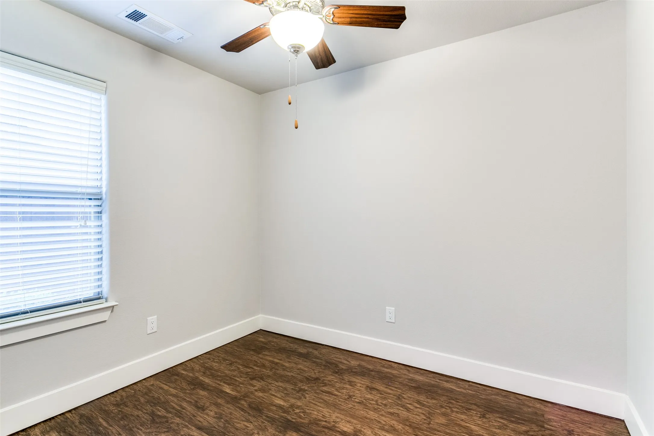 Townhouse For Rent in Dallas County , 4323 Dickason Avenue 2, Dallas, Texas 75219, 2 Bedroom, 3 Bathroom, 2 Garage spaces, 1,417 Sqft, built in 2014, mls#21393159, Real Estate Agent in Dallas, Homes For Rent in Dallas county, Homes For Rent in Dallas, Realtor in Dallas Texas, Real Estate Brokerage Independent Realty Texas, Luminita Cordes Realtor