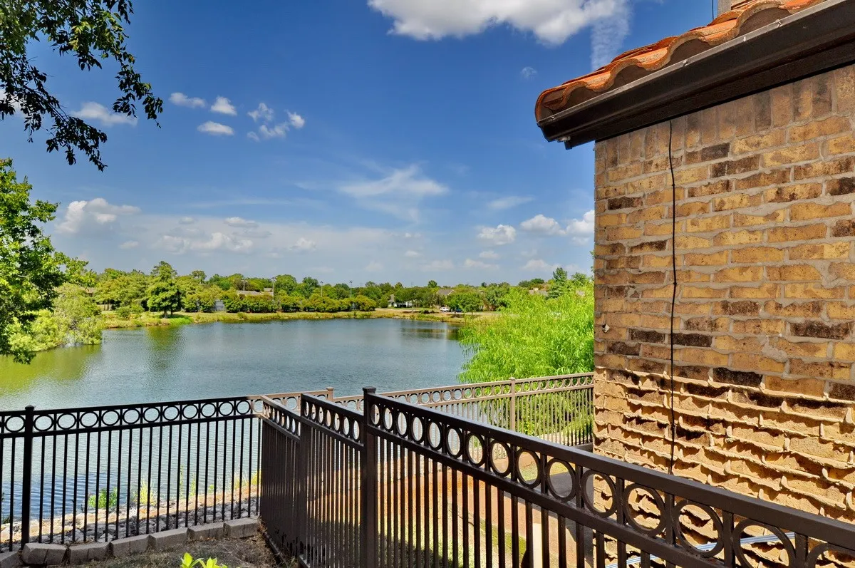 Townhouse For Rent in Dallas County , 2610 Lakehill Lane 3B, Carrollton, Texas 75006, 1 Bedroom, 2 Bathroom, Garage spaces, 962 Sqft, built in 1981, mls#21393174, Real Estate Agent in Carrollton, Homes For Rent in Dallas county, Homes For Rent in Carrollton, Realtor in Carrollton Texas, Real Estate Brokerage Independent Realty Texas, Luminita Cordes Realtor