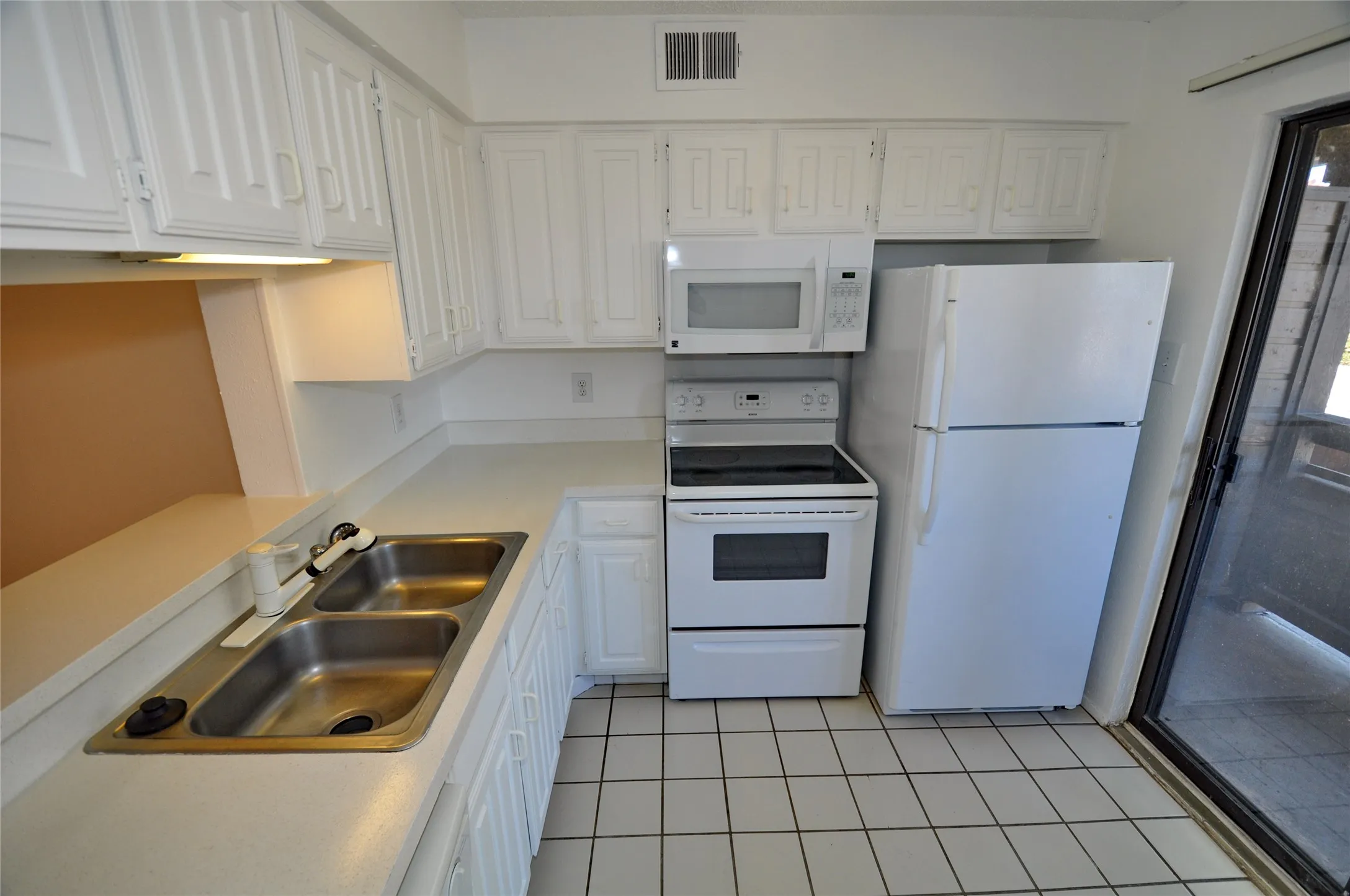 Townhouse For Rent in Dallas County , 2610 Lakehill Lane 3B, Carrollton, Texas 75006, 1 Bedroom, 2 Bathroom, Garage spaces, 962 Sqft, built in 1981, mls#21393174, Real Estate Agent in Carrollton, Homes For Rent in Dallas county, Homes For Rent in Carrollton, Realtor in Carrollton Texas, Real Estate Brokerage Independent Realty Texas, Luminita Cordes Realtor